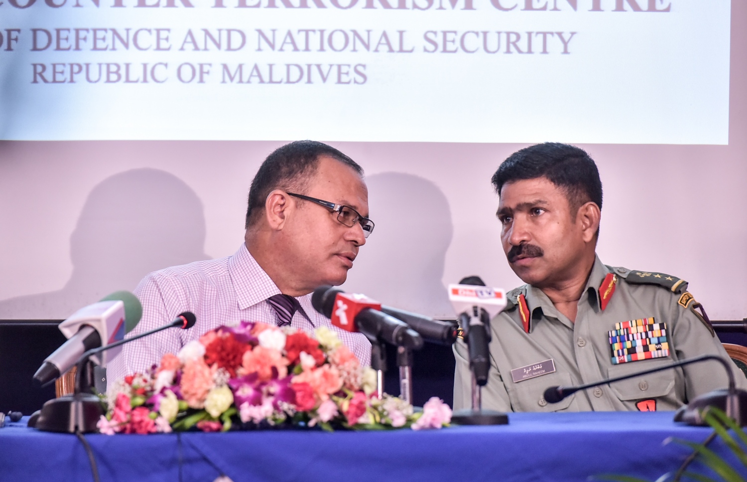 ނެޝަނަލް ކައުންޓަ ޓެރަރިޒަމް ސެންޓަރުން ބޭއްވި ޕްރެސް ކޮންފަރެންސްގައި ޑިފެންސް މިނިސްޓަރާއި އެ ސެންޓަރުގެ ޑެޕިއުޓީ ޑިރެކްޓަރު ޖެނެރަލް އަބްދުރަހީމް. --ފޮޓޯ: މުހައްމަދު ޝަރުހާން/ މިހާރު