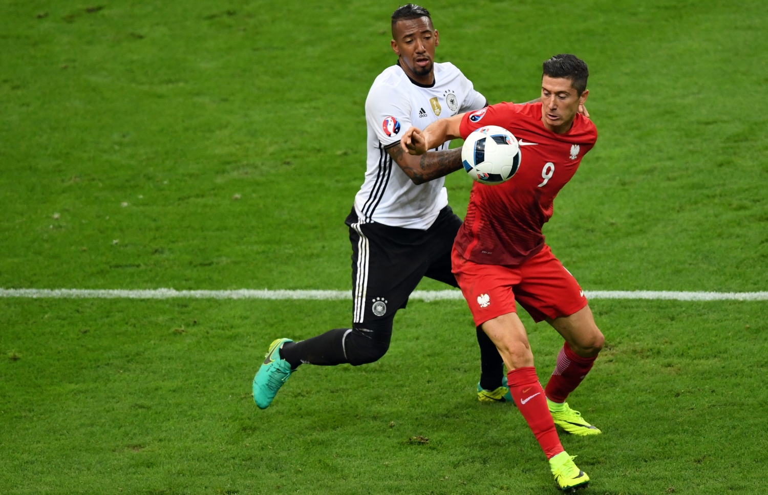 ޖަރުމަނުގެ ބޯޓެން (ވ) ޕޮލެންޑުގެ ލެވަންޑޯސްކީ އަށް ބޯޅަ ލިބުމުގެ ކުރިން ހުއްޓުވަނީ.-- ފޮޓޯ: އޭއެފްޕީ