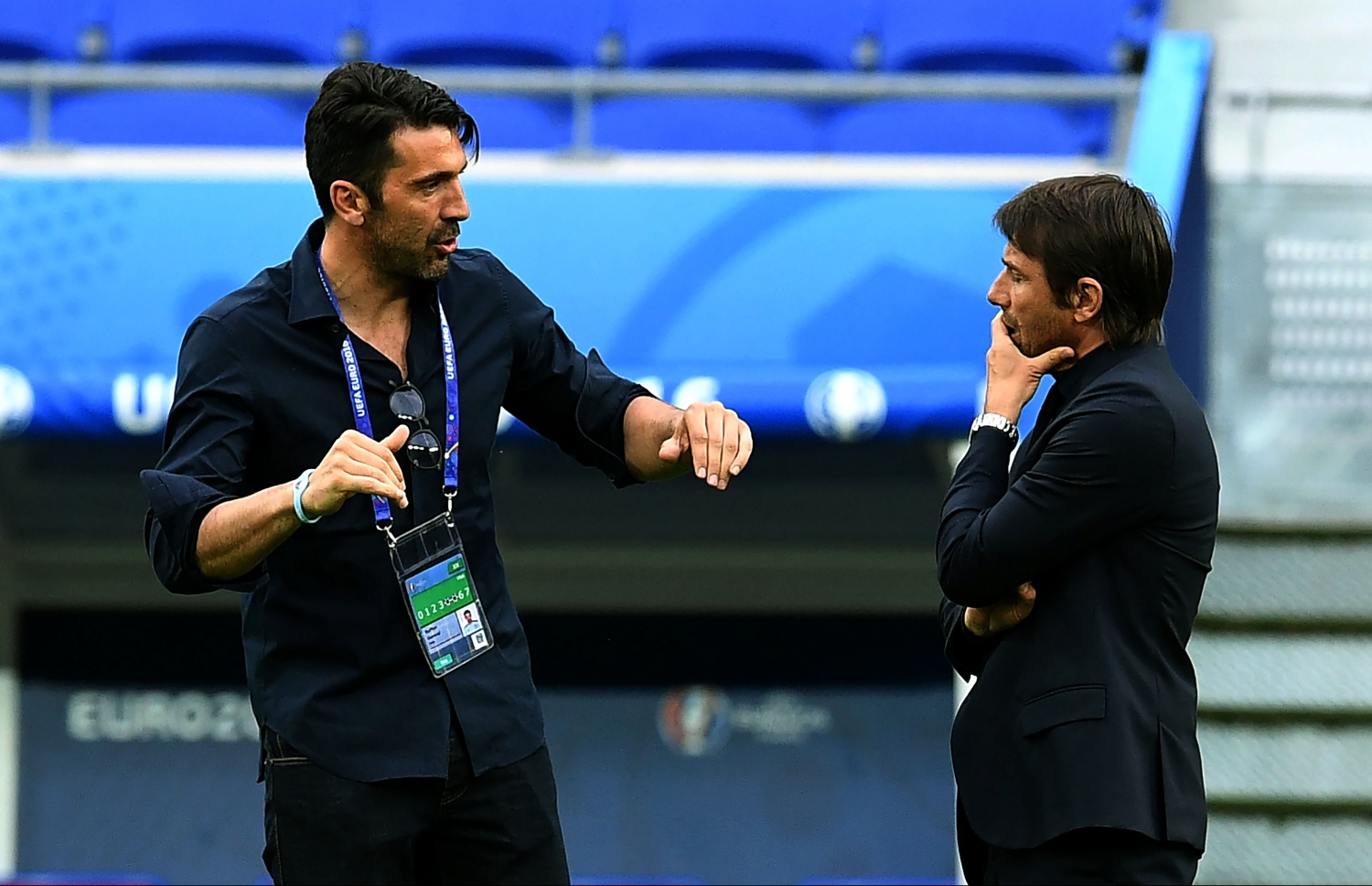 ބެލްޖިއަމްއާ ދެކޮޅަށް ކުޅުނު މެޗުގެ ކުރިން ކޮންޓޭ (ކ) އާއި އިޓަލީ ޓީމުގެ ތަޖުރިބާކާރު ކީޕަރު ބުފޮން ވާހަކަ ދައްކަނީ.-- ފޮޓޯ: އޭއެފްޕީ