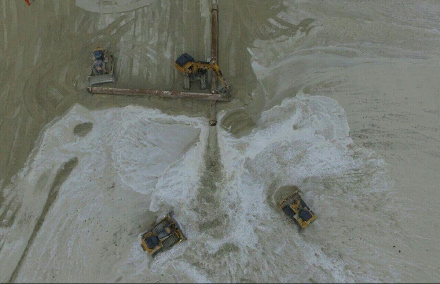 ތިނަދޫ ބިން ހިއްކުމުގެ މަސައްކަތް ކުރަނީ. މި މަޝްރޫއުގެ ދަށުން 55 ހެކްޓަރުގެ ބިން ހިއްކުމަށް ވަނީ ހަމަޖެހިފައި. - ފޮޓޯ: ހައުސިން މިނިސްޓްރީ