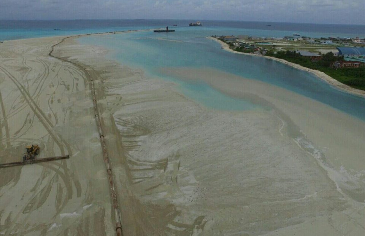 ތިނަދޫ ބިން ހިއްކުމުގެ މަސައްކަތް ކުރަނީ. މި ސަރަހައްދުގެ ބޮޑު ބައެއް އަމާޒުކުރާނީ ގެދޮރުވެރިކުރުވުމުގެ ޕްރޮގްރާމް ހިންގުމަށް. - ފޮޓޯ: ހައުސިން މިނިސްޓްރީ