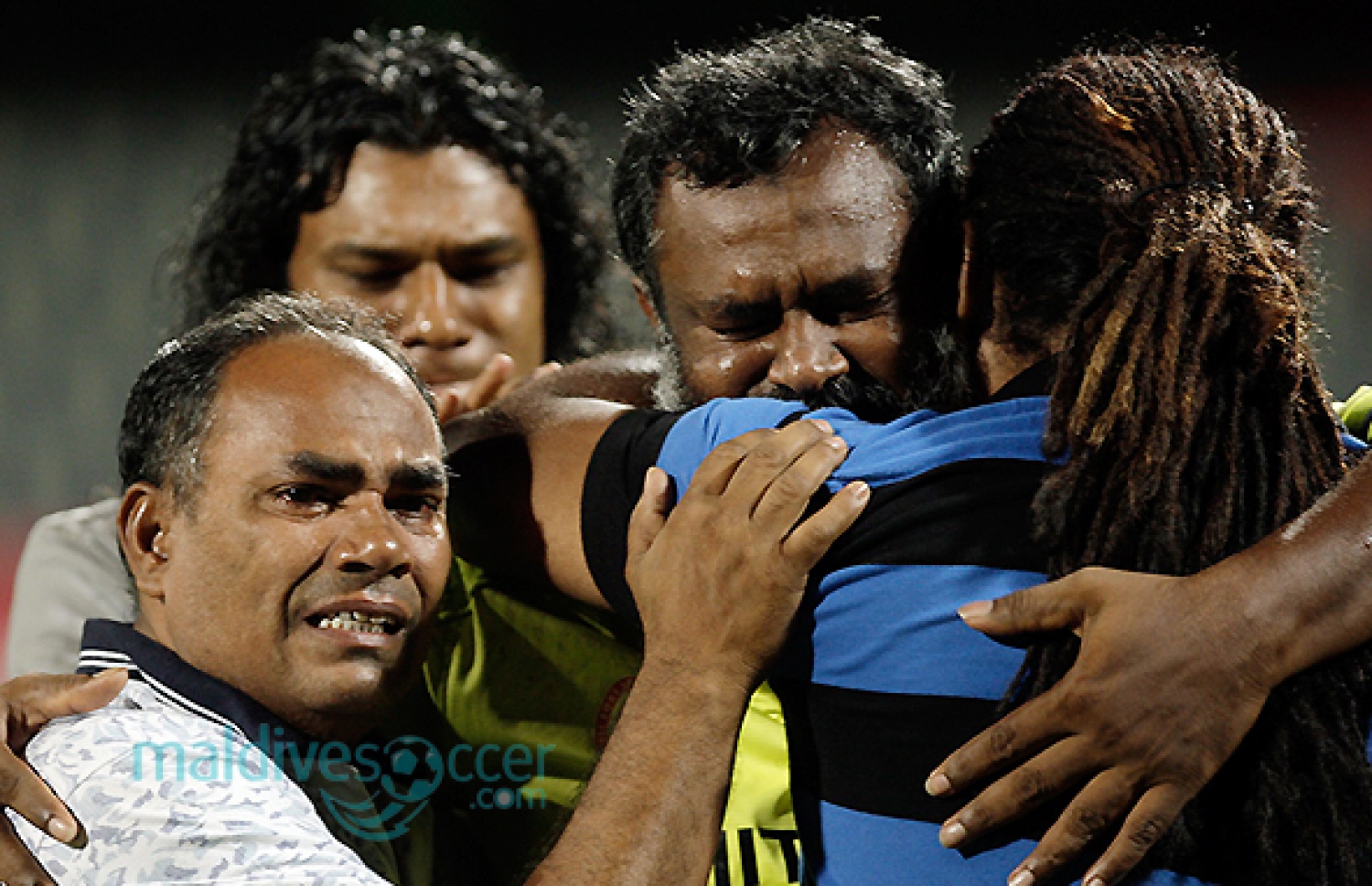 2013 ވަނަ އަހަރު ވިކްޓަރީ ސްޕޯޓްސް ކްލަބް ދެ ވަނަ ޑިވިޝަނަށް ރެލިގޭޓްނުވެ ސަލާމަތްވި މެޗަށް ފަހު އެ ޓީމުގެ ކުރީގެ ކުޅުންތެރިން ރޮވިފައި: ވިކްޓަރީ ފަދަ ސަޕޯޓަރުން ގިނަ ޓީމުތައް ވަނީ އަޑިއަޅާލާފައި. --ފޮޓޯ: މޯލްޑިވްސޮކާ