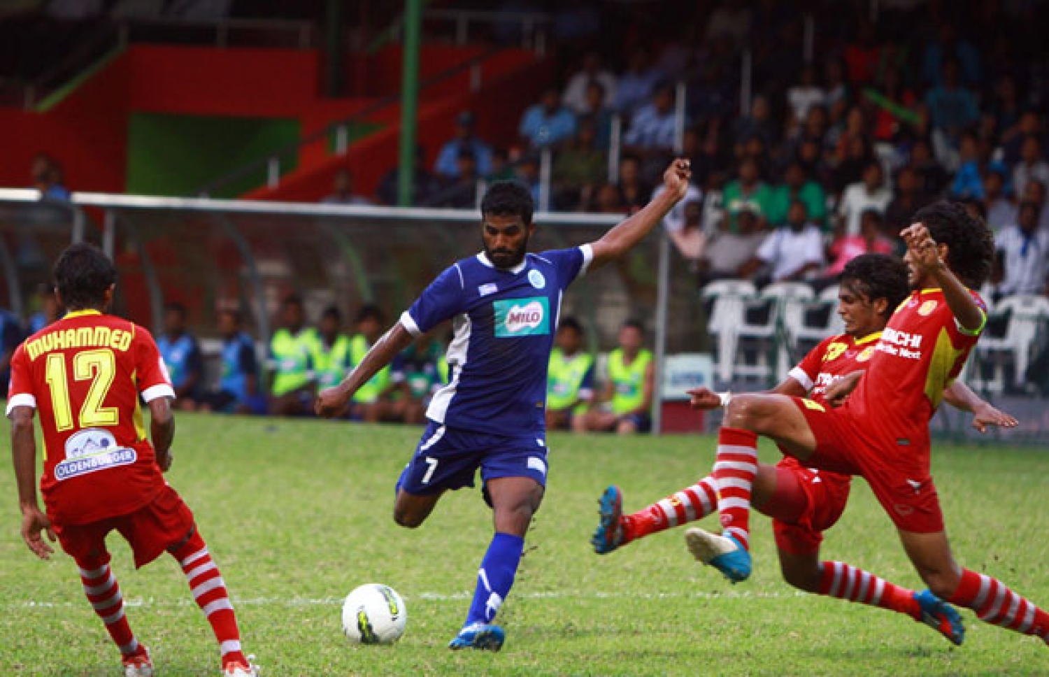 2013 ވަނަ އަހަރުގެ ދިވެހި ލީގުގައި ނިއު އާއި ވިކްޓަރީ ކުޅެނީ: ރާއްޖޭގެ އެންމެ ސަޕޯޓަރުން ގިނަ ދެ ކްލަބް. --ފޮޓޯ: ނިއު ރޭޑިއަންޓް