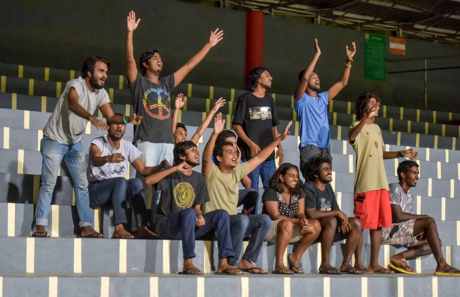 އުރީދޫ ދިވެހި ލީގުގައި މިދިޔަ ހަފުތާގައި ނިއު އާއި ވެލެންސިއާ ކުޅުނު މެޗުގައި ވެލެންސިއާގެ ޒުވާން ސަޕޯޓަރުންތަކެއް އެ ޓީމަށް ތަރުހީބު ދެނީ: ޒުވާނުން ދަނޑަށް ވައްދަން ޖެހޭ. --ފޮޓޯ: ނިޝާން އަލީ/ މިހާރު