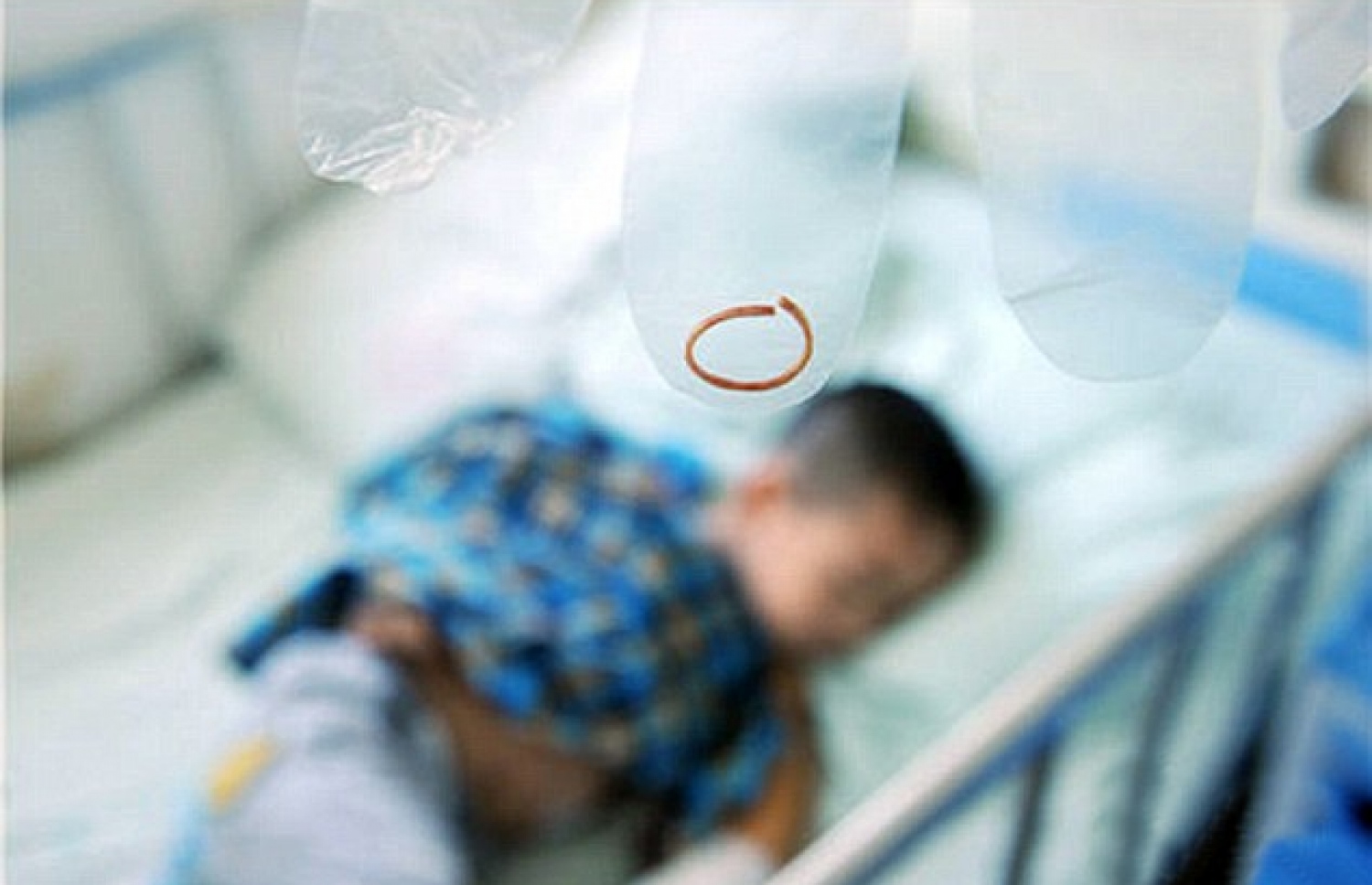 ކުއްޖާގެ އަތަށް ވަދެފައި އިން ރަބަރު ފަށް