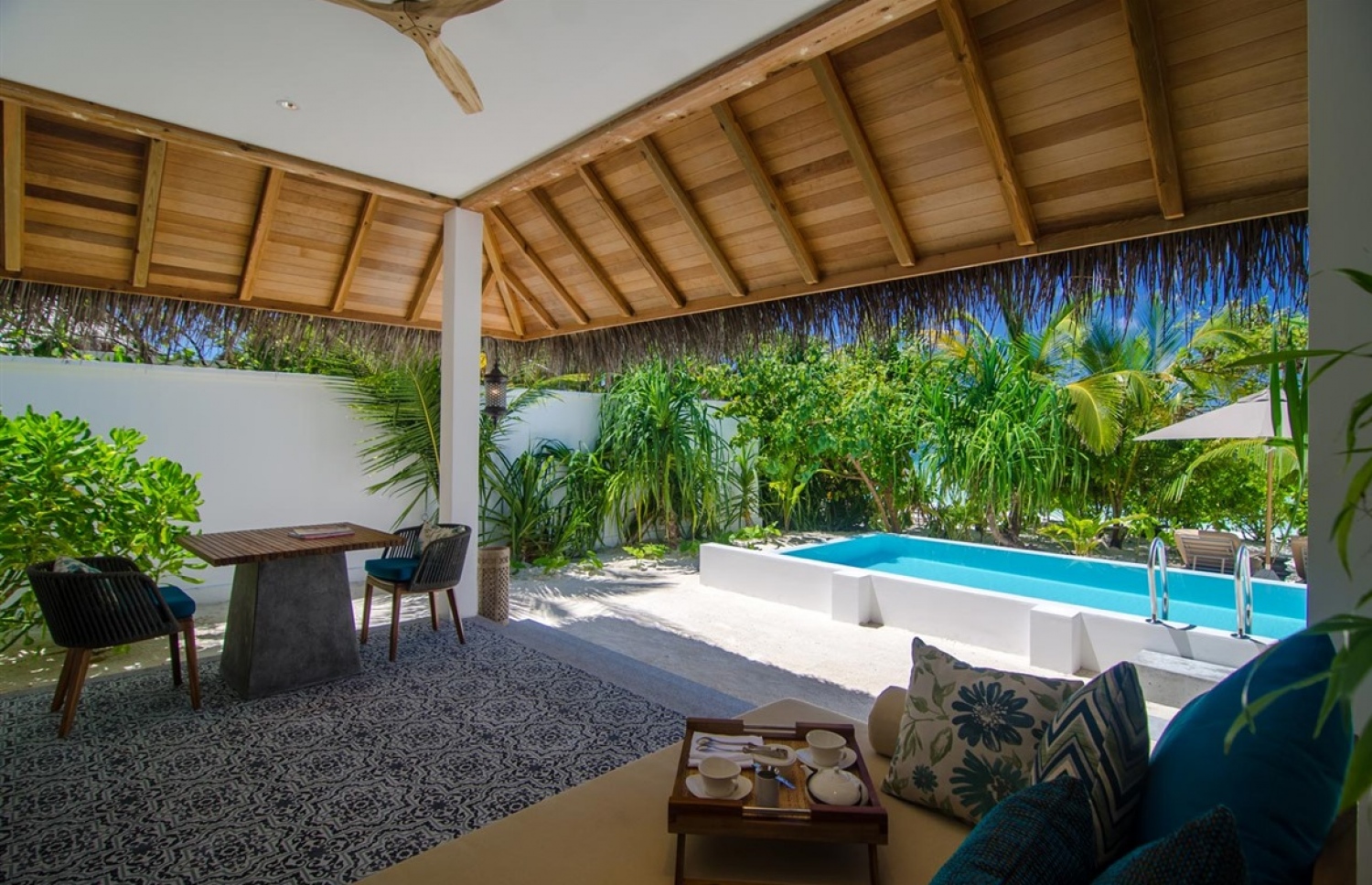 ބ. އަތޮޅުގައި ކޯސްޓްލައިން އިން ހުޅުވި ފިނޮޅު ރިސޯޓްގެ ކޮޓަރިއެއް. ފޮޓޯ: ފިނޮޅު ރިސޯޓް