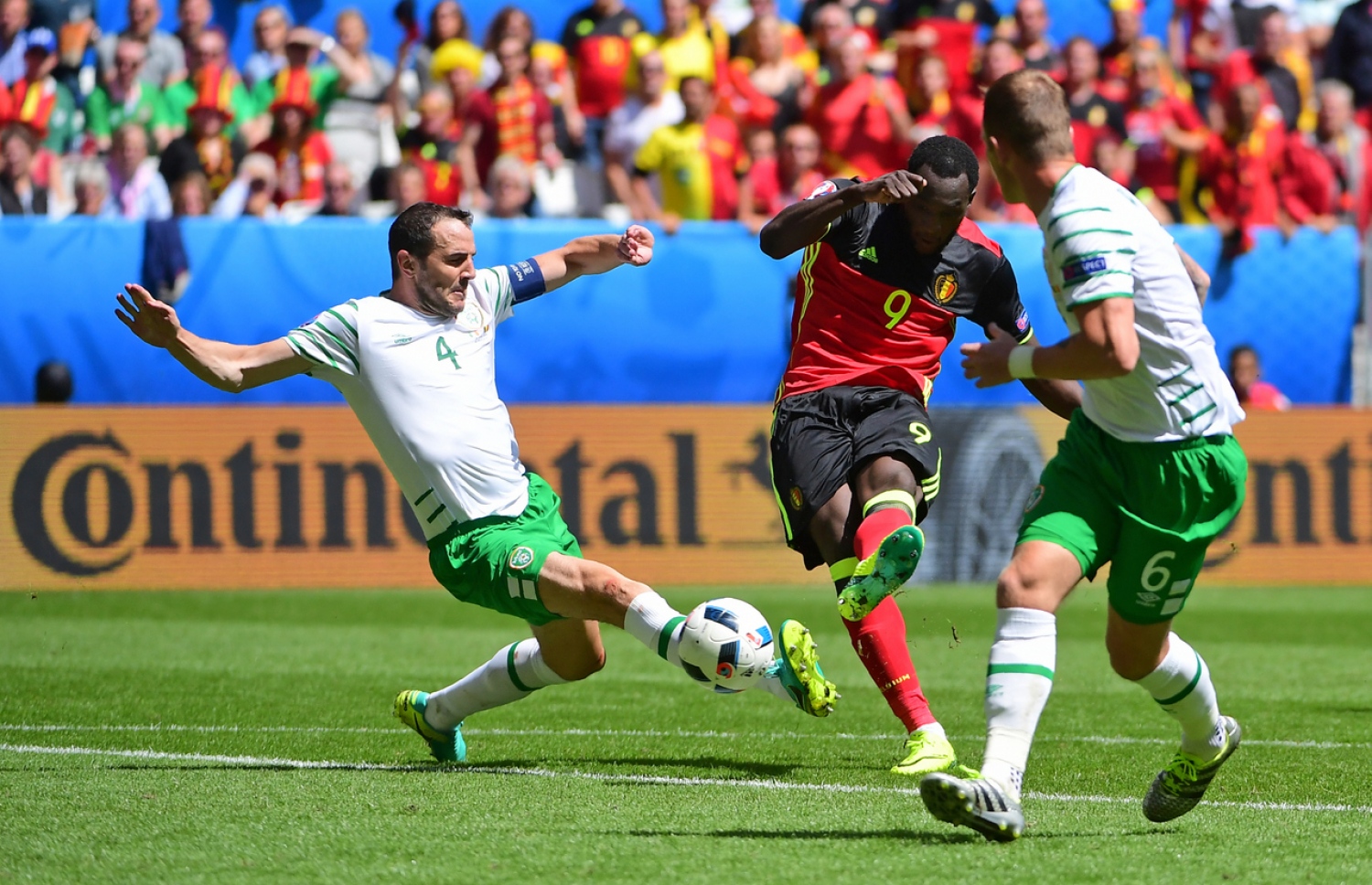 އަޔަލެންޑުގެ އޯޝެއާ (ވ) ކައިރިން ބެލްޖިއަމްގެ ލުކާކޫ (މ) ބޯޅަ ފޮނުވާލަނީ.-- ފޮޓޯ: އޭއެފްޕީ