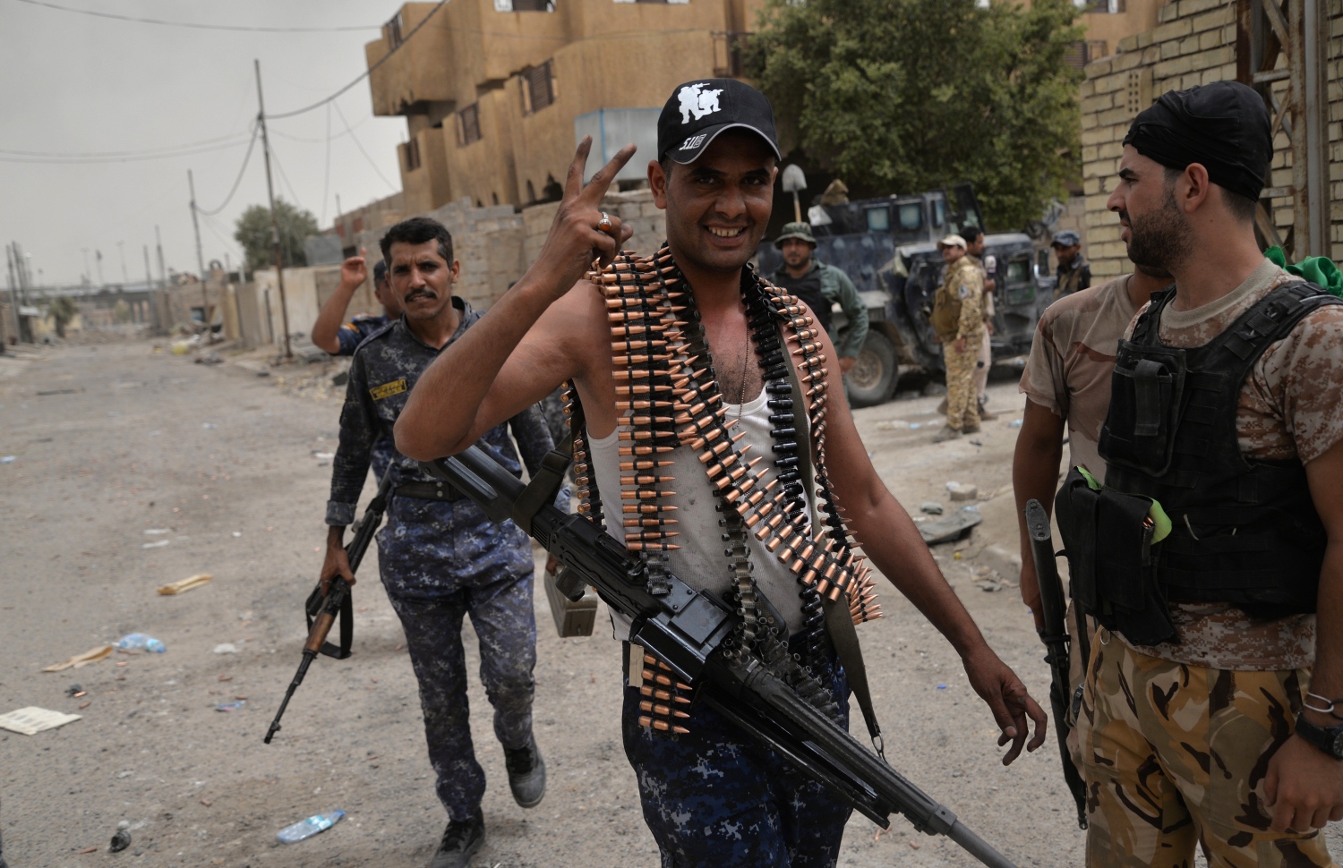 އިރާގު ސިފައިންގެ މީހަކު ފައްލޫޖާގައި ކާމިޔާބީގެ ނިޝާން ދައްކާލަނީ. --ފޮޓޯ:އޭއެފްޕީ