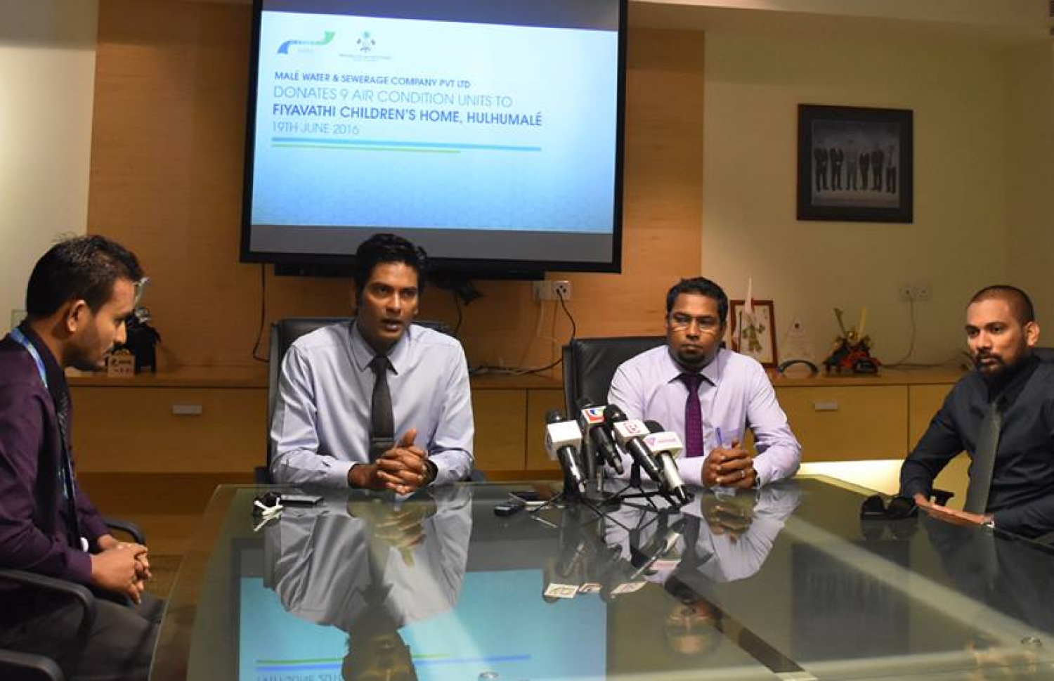 ހުޅުމާލޭގައި ހުންނަ ކުޑަކުދިންގެ ހިޔާއަށް އެމްޑަބްލިއުއެސްސީން އޭސީ ހަދިޔާކުރަން ބޭއްވި ރަސްމިއްޔާތުގައި އެ ކުންފުނީގެ އެމްޑީ (ވ-2) އަށް ވާހަކަދައްކަވަނީ. --ފޮޓޯ:އެމްޑަބްލިއުއެސްސީ