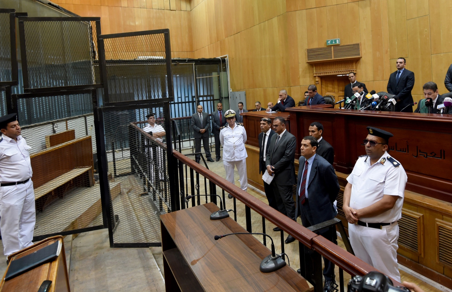 މިސްރުގެ ކުރީގ ރައީސް މުރްސީގެ ޝަރީއަތް ކުރިއަށްދާ އިރު ފުލުހުންނާއި ވަކީލުން ބައިވެރިވަނީ. --ފޮޓޯ:އޭއެފްޕީ