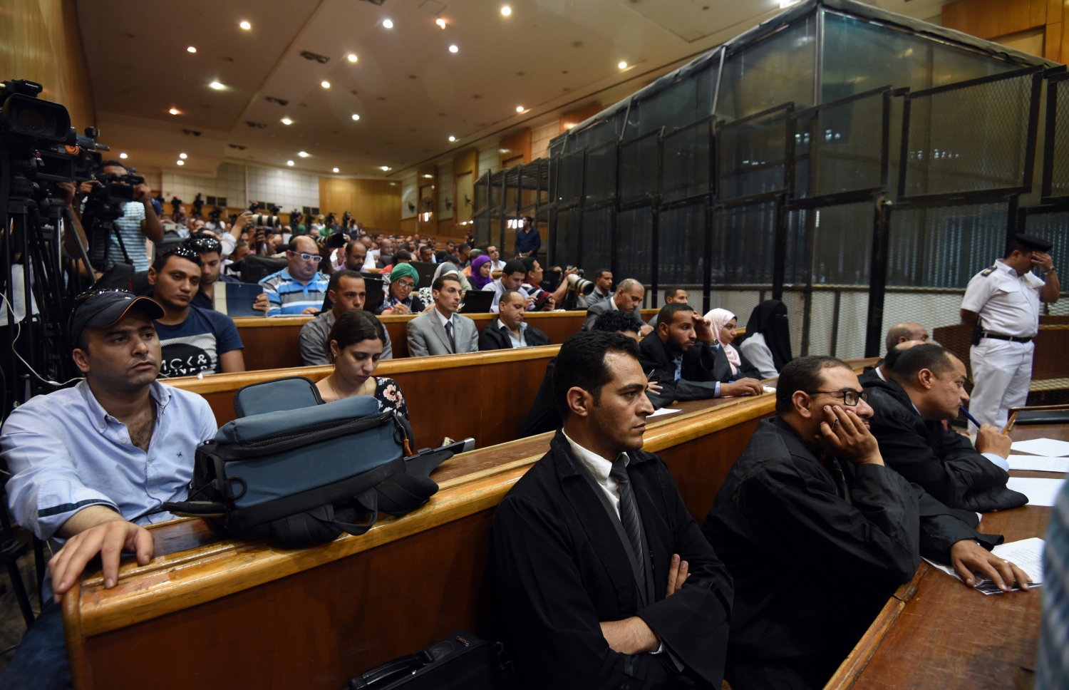 މިސްރުގެ ކުރީގެ ރައީސް މުހައްމަދު މުރްސީގެ ޝަރީއަތުގައި ފުލުހުންނާއި ވަކީލުން ބައިވެރިވަނީ. --ފޮޓޯ:އޭއެފްޕީ