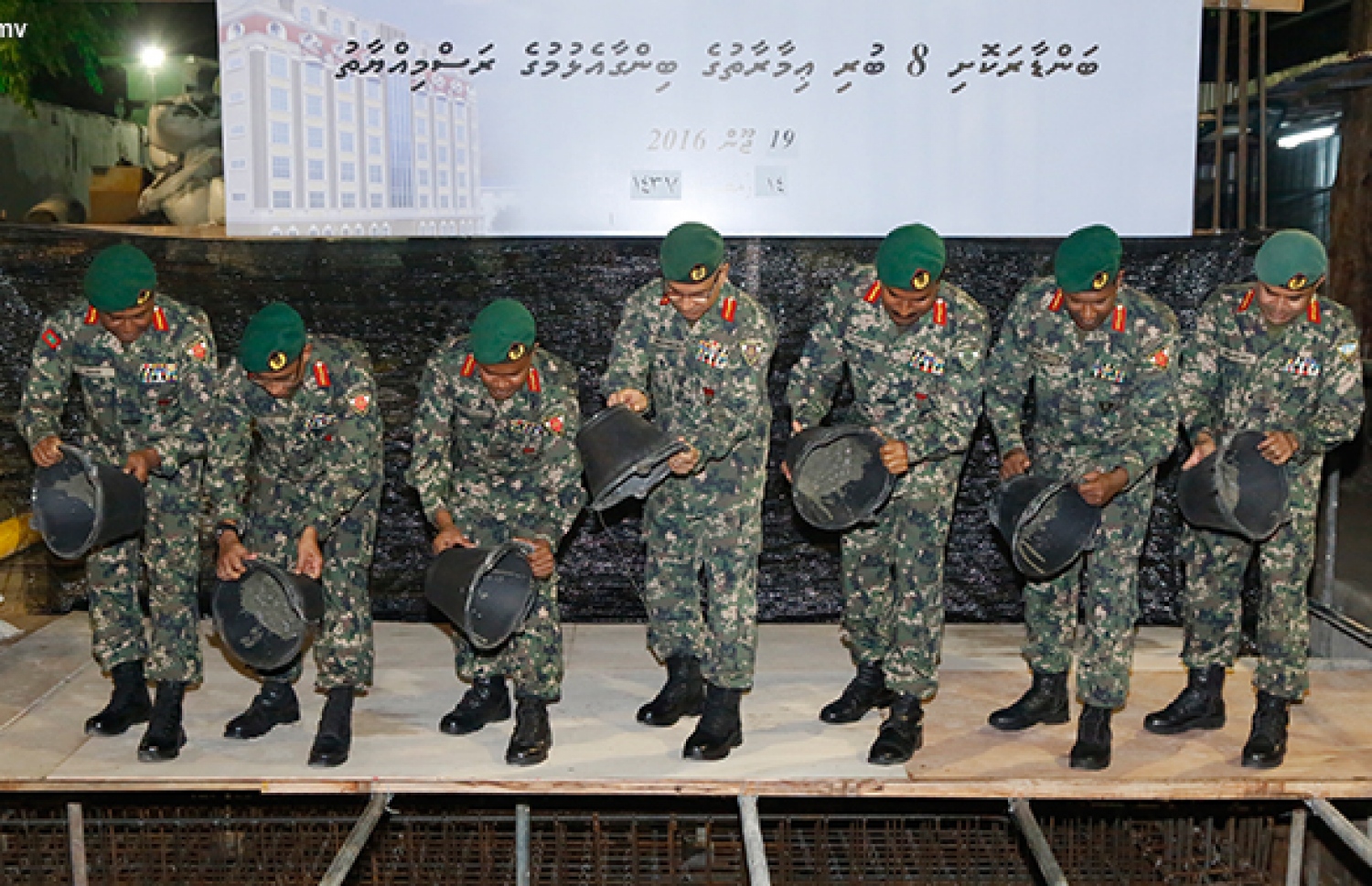 ބަންޑާރަކޮށީގެ އާ އިމާރާތުގެ ބިންގާ، ސިފައިންގޭގެ އިސްބޭފުޅުން އަޅަނީ.--ފޮޓޯ:އެމްއެންޑީއެފް