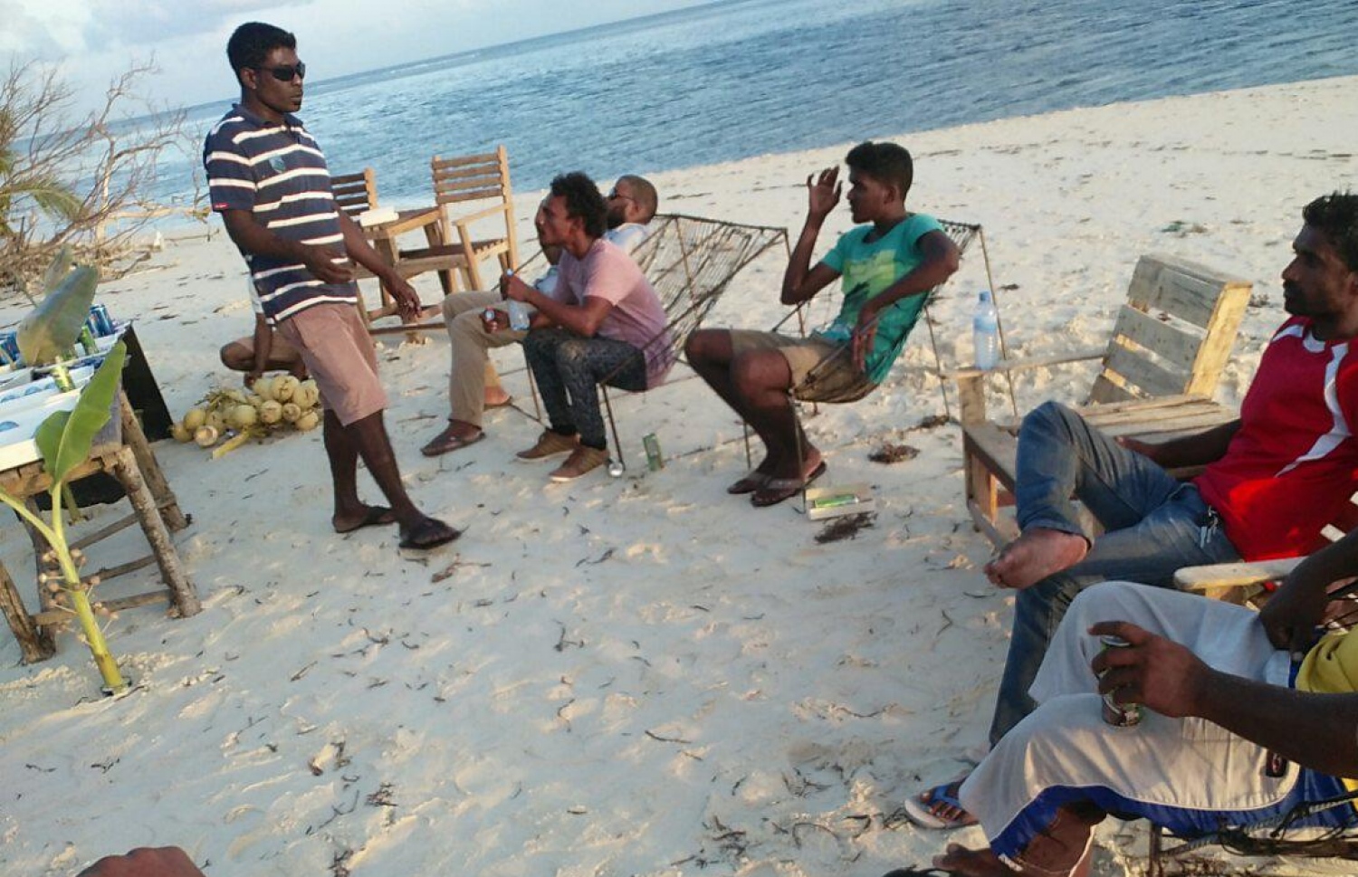 ގެމަނަފުށީ ބީޗުގައި ޒުވާނުންތަކެއް މަޑުކޮށްލައިގެން. --ފޮޓޯ: މުހައްމަދު ޖާވިދު