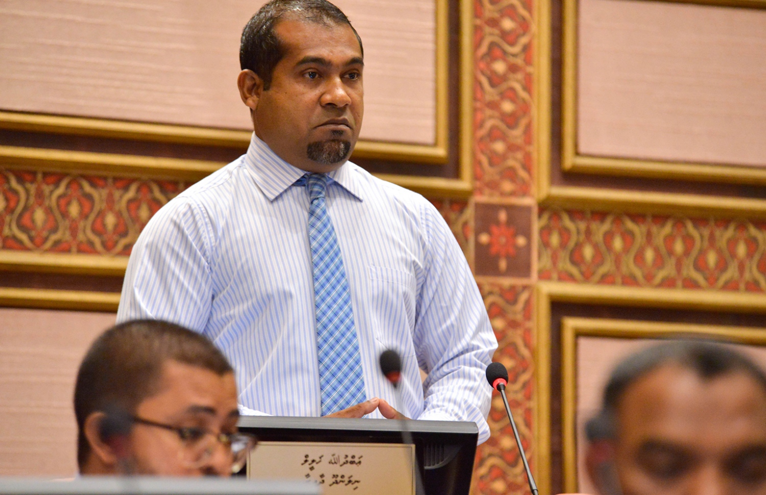 ނިލަންދޫ ދާއިރާގެ މެމްބަރު އަބްދުﷲ ހަލީލް. އޭނާއަކީ ކުރިން އިގްތިސާދީ ކޮމެޓީގެ މުގައްރިރު. އެ ކޮމެޓީން އޭނާ މިހާރު ވަނީ ވަކިކޮށްފައި. - ފޮޓޯ: މަޖިލިސް