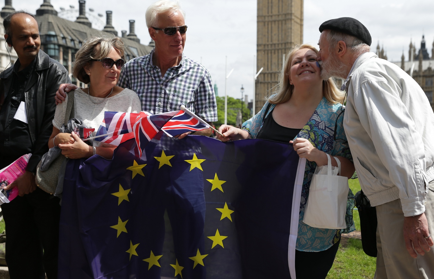 އިނގިރޭސި ވިލާތް އީޔޫ އިން ވަކިވާން ބޭނުން ނުވާ ފާރާތްތަކުން ކެމްޕޭން ކުރަނީ. --ފޮޓޯ:އޭއެފްޕީ