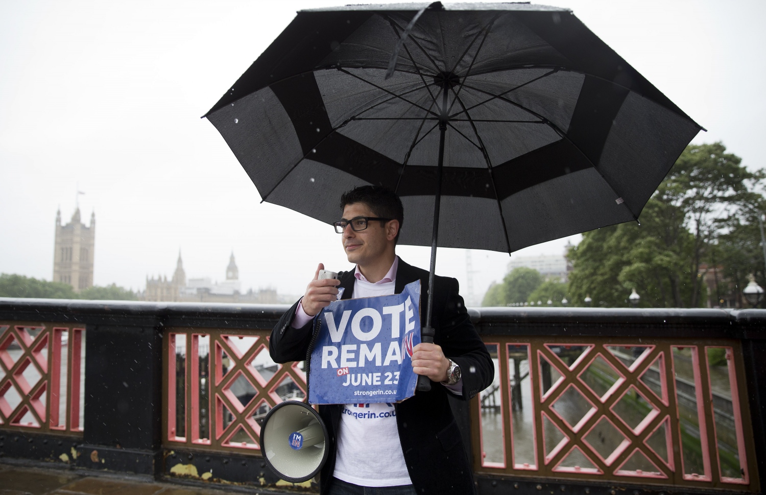 އިނގިރޭސި ވިލާތް އީޔޫ އިން ވަކި ނުވުމަށް ކެމްޕޭން ކުރާ މީހަކު ބޯޑެއް ހިފައިގެން ހުރެ ވާހަކަ ދައްކަނަީ: އީޔޫ އިން ވަކިވުމަށް ފެނޭތޯ ބެލުމަށް ވޯޓު ނަގާނީ ބުރާސްފަތި ދުވަހު. --ފޮޓޯ:އޭއެފްޕީ