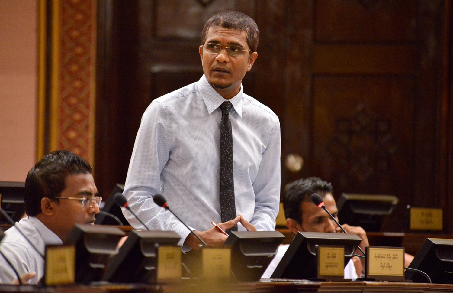 ވިލިމާލެ ދާއިރާގެ މެމްބަރު އަހުމަދު ނިހާނު މަޖިލީހުގެ ޖަލްސާއެއްގައި ވާހަކަ ދައްކަވަނީ. ޓޫރިޒަމާ ބެހޭ ގާނޫނަށް އިސްލާހު ހުށަހެޅުއްވީ ނިހާނު. - ފޮޓޯ: މަޖިލިސް