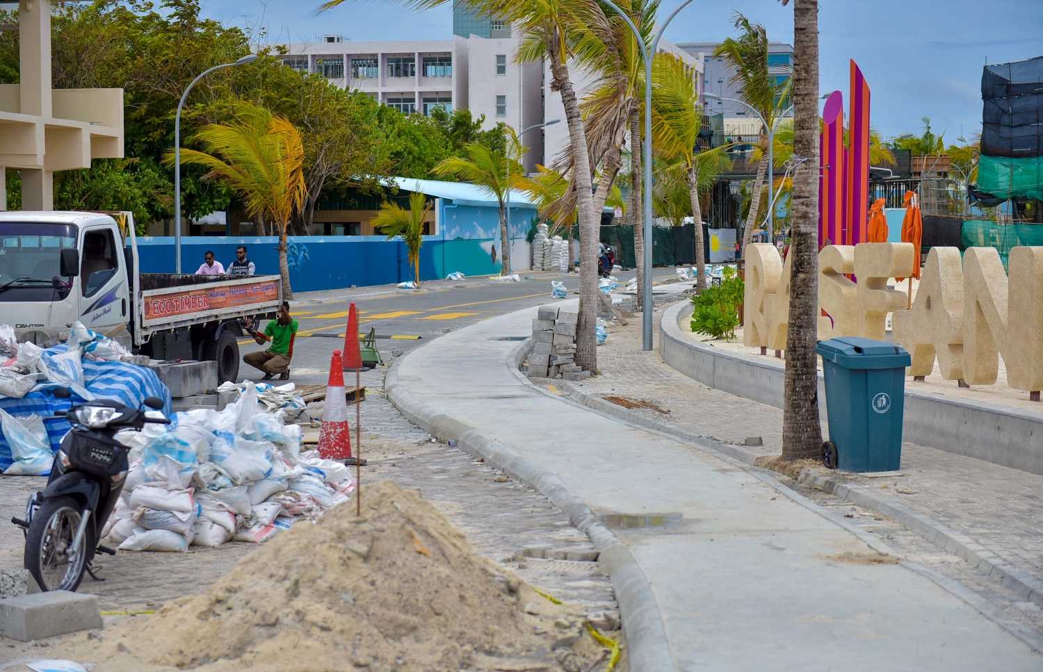 ރަސްފަންނު ސަރަހައްދުގައި ހަދާ ދުވާ ޓްރެކް: މިއީ ގިނަ ބަޔަކަށް ލިބޭނެ ފަސޭހައެއް ކަމަށް ބެލެވޭ  --ފޮޓޯ: މުހައްމަދު ޝަރުހާން/ މިހާރު