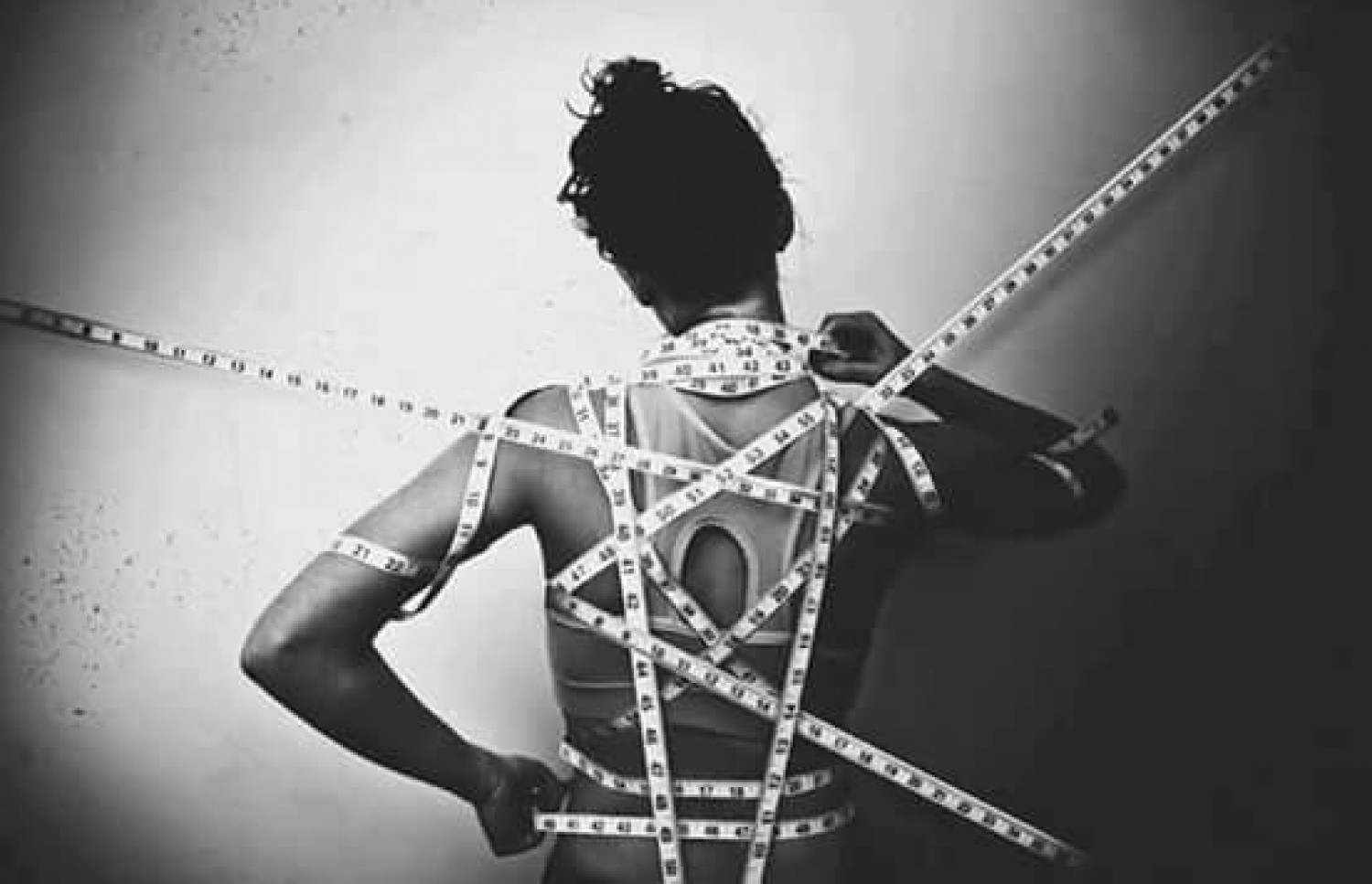 އެނޮރެކްސިއާ ހުންނަ މީހަކަށް ކުރެވޭ އިހުސާސްތައް ދައްކައިދޭ ފޮޓޯއެއް.