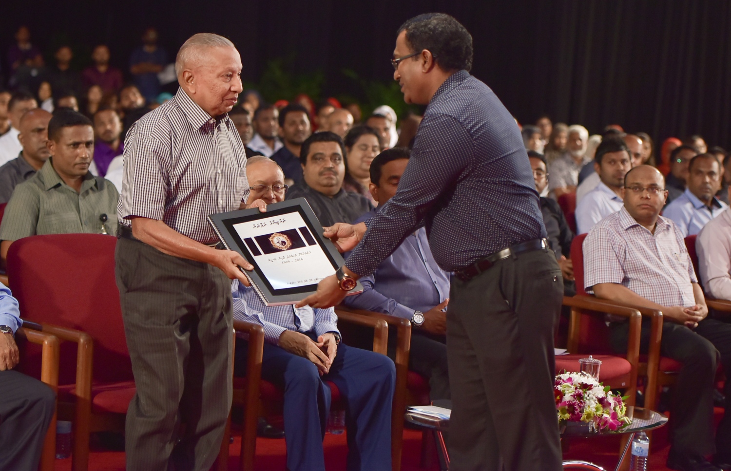 ޒާހިރު ނަސީރުގެ ހަނދާނުގައި މިރޭ ބޭއްވި ތައުބީންގެ ޖަލްސާގައި، އެމަނިކުފާނުގެ ބޭބޭފުޅު އުމަރު ޒާހިރަށް، ކުޅިވަރާ ބެހޭ މިނިސްޓަރު ޒުހޫރު ހަނދާނީ ފޮތެއް އަރުވަނީ.---ފޮޓޯ: މުހައްމަދު ޝަރުހާން/މިހާރު