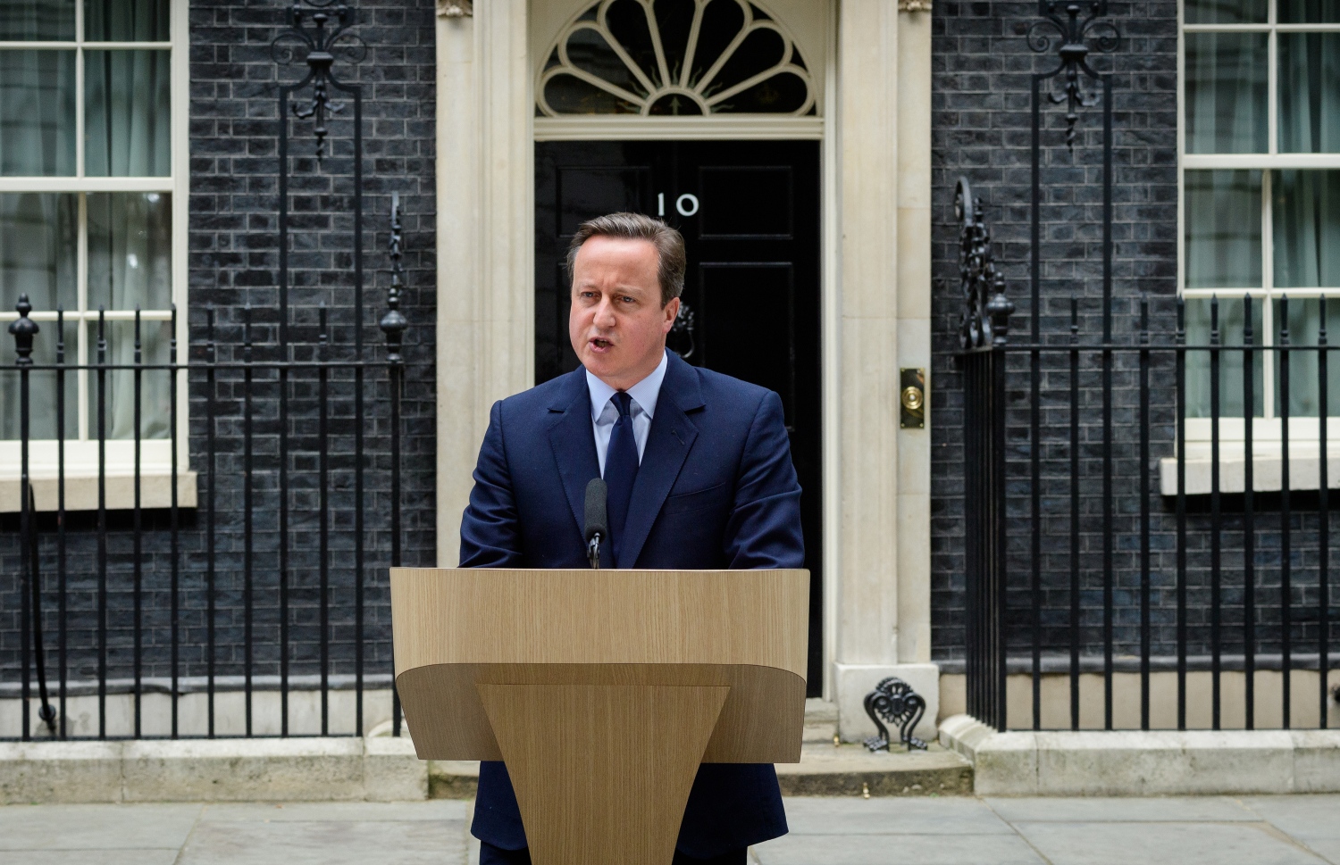 ބޮޑު ވަޒީރުގެ ރަސްމީ ގެކޮޅުގައި ޑޭވިޑް ކެމަރަން ތަގްރީރު ކުރައްވަނީ. --ފޮޓޯ:އޭއެފްޕީ