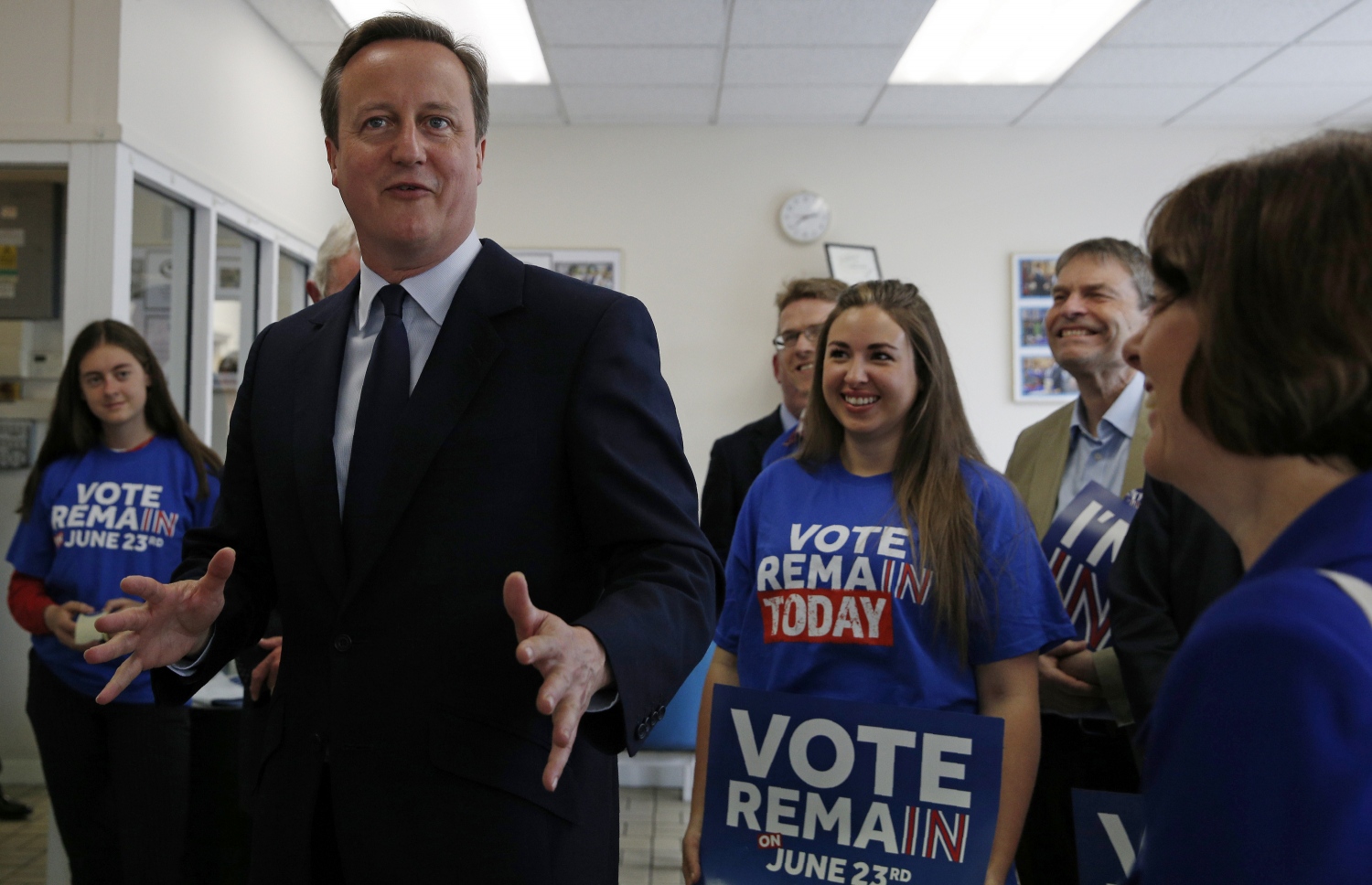 އިނގިރޭސިވިލާތް އީޔޫ އިން ވަކި ނުވުމަށް ތާއީދުކުރާ ފަރާތްތަކާ ބޮޑު ވަޒީރު ކެމަރަން ބައްދަލު ކުރައްވަނީ. --ފޮޓޯ:އޭއެފްޕީ