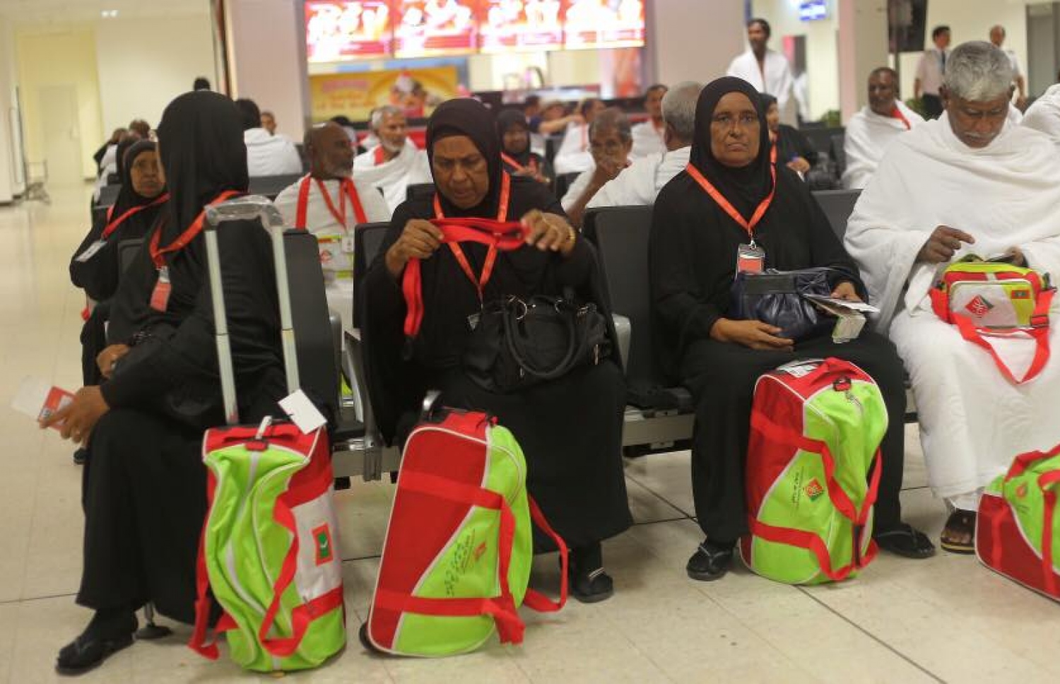 ހައްޖު ކޯޕަރޭޝަންގެ ހަވާލުގައި މިދިޔަ އަހަރު އުމްރާއަށް ދާން ބަޔަކު އެއާޕޯޓުގައި. - ފޮޓޯ: ހައްޖު ކޯޕަރޭޝަން