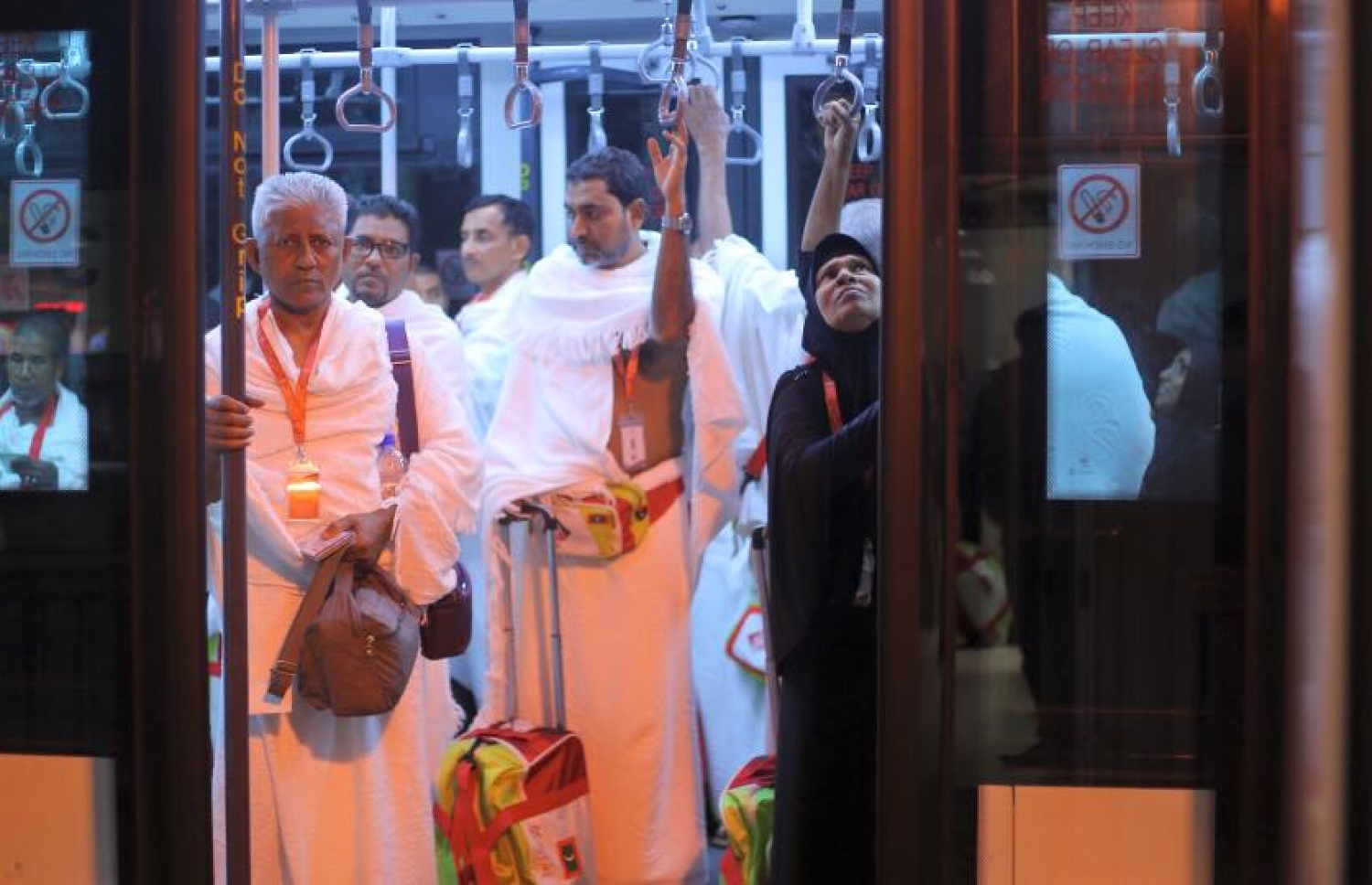 ހައްޖު ކޯޕަރޭޝަންގެ ހަވާލުގައި އުމްރާއަށް ދިއުމަށް ބަޔަކު އެއާޕޯޓުގައި. ހައްޖު ކޯޕަރޭޝަންގެ ހިދުމަތްތަކަށް އެމްއައިބީ މެދުވެރިކޮށް މަހުން މަހަށް ވެސް ފައިސާ ދެއްކޭނެ.- ފޮޓޯ: ހައްޖު ކޯޕަރޭޝަން