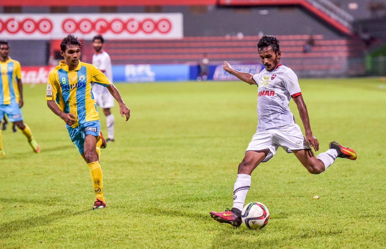 އުރީދޫ ދިވެހި ޕްރިމިއާ ލީގުގައި ޓީސީ އާއި ވެލެންސިއާ ކުޅުނު މެޗުގެ ތެރެއިން: ޓީސީގެ ސެންޓޭ (ކ) ވެލެންސިއާގެ ރަމީޒް ކައިރިން ބޯޅަ ފޮނުވާލަނީ.-- ފޮޓޯ: ނިޝާން އަލީ/ މިހާރު