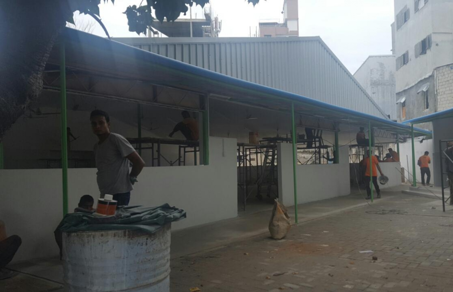 ބޮޑުގޭގައި ހަދާ ވަގުތީ މިސްކިތުގެ މަސައްކަތް ކުރަނީ.--މިހާރު ފޮޓޯ