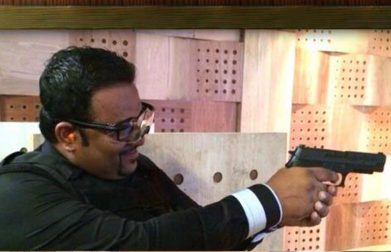 އެމްއެންޑީއެފްގެ ރޭންޖު ހުޅުއްވައިދެއްވުމުގެ ގޮތުން އަދީބު އަމާޒަށް ފިސްތޯލަ ޖައްސަވަނީ. --ފޮޓޯ އަދީބުގެ ޓުވީޓް