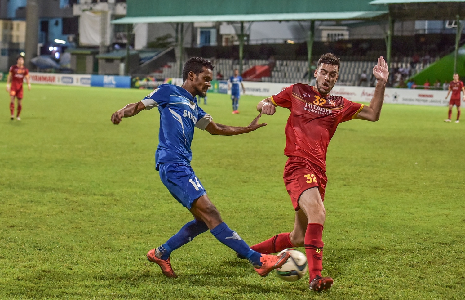 ވިކްޓަރީގެ ކުޅުންތެރިޔެއްގެ އަތުން ބޯޅަ ހޯދަން ނިއުގެ ގުއްޕެ (ވ) މަސައްކަތްކުރަނީ. --ފޮޓޯ: ނިޝާން އަލީ/ މިހާރު