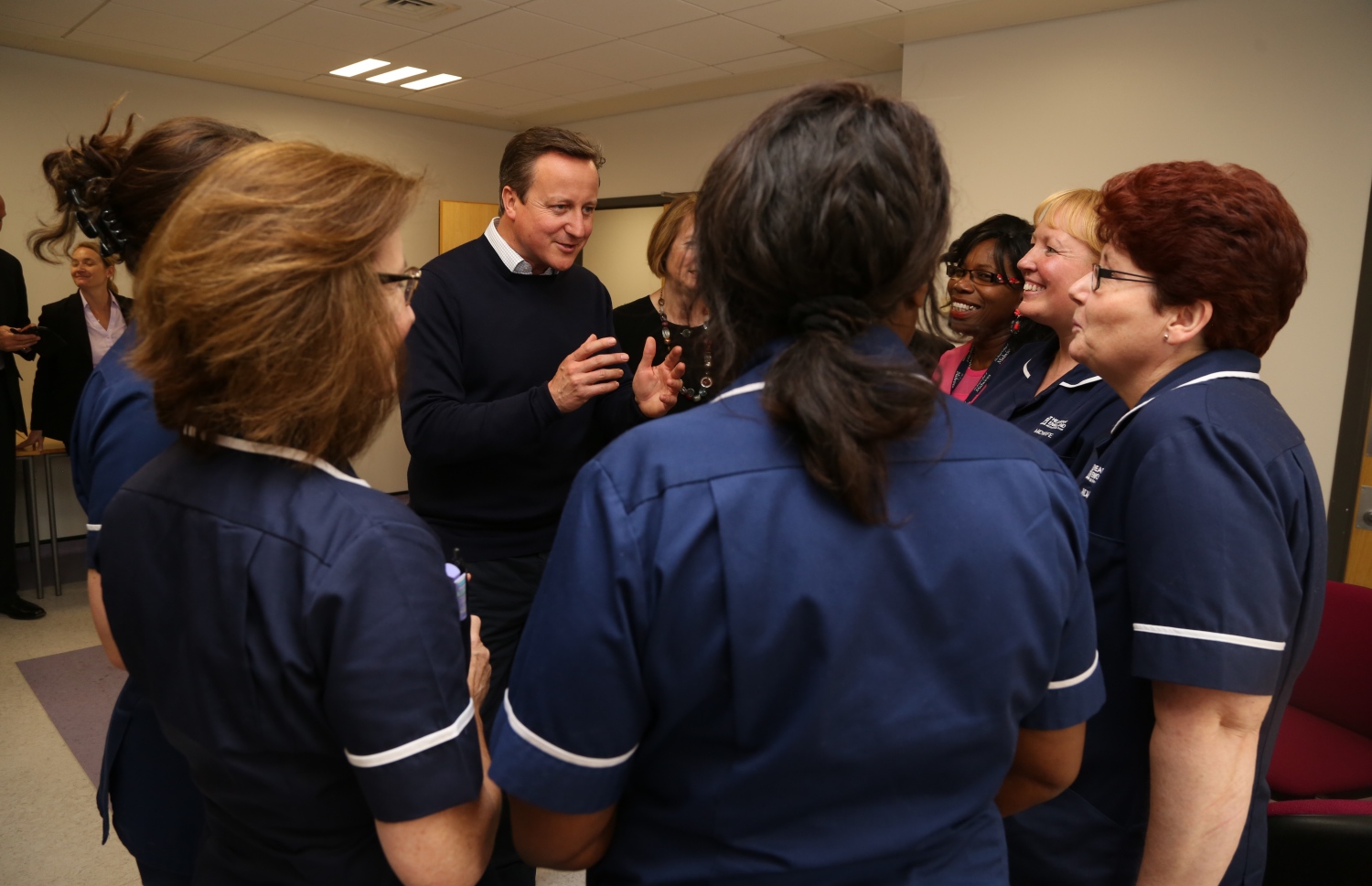 ވޯޓު ހޯދުމުގެ މަސައްކަތް ބޮޑު ވަޒީރު ޑޭވިޑް ކެމަރަން އެންމެ ފަހު ވަގުތާ ޖެހެންދެން ވެސް ކުރައްވަނީ. --ފޮޓޯ:އޭއެފްޕީ