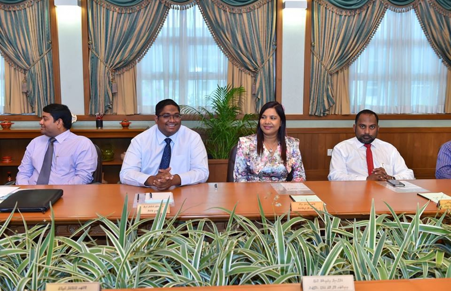 ޖޫން 22، 2016، މާލެ: ކެބިނަޓަށް ބައެއް ވަޒީރުން އައްޔަން ކުރެއްވުމަށް ފަހު، ރައީސް ޔާމީން އެމަނިކުފާނުގެ ކެބިނެޓާ ބައްދަލު ކުރައްވަނީ. --ފޮޓޯ ރައީސް އޮފީސް