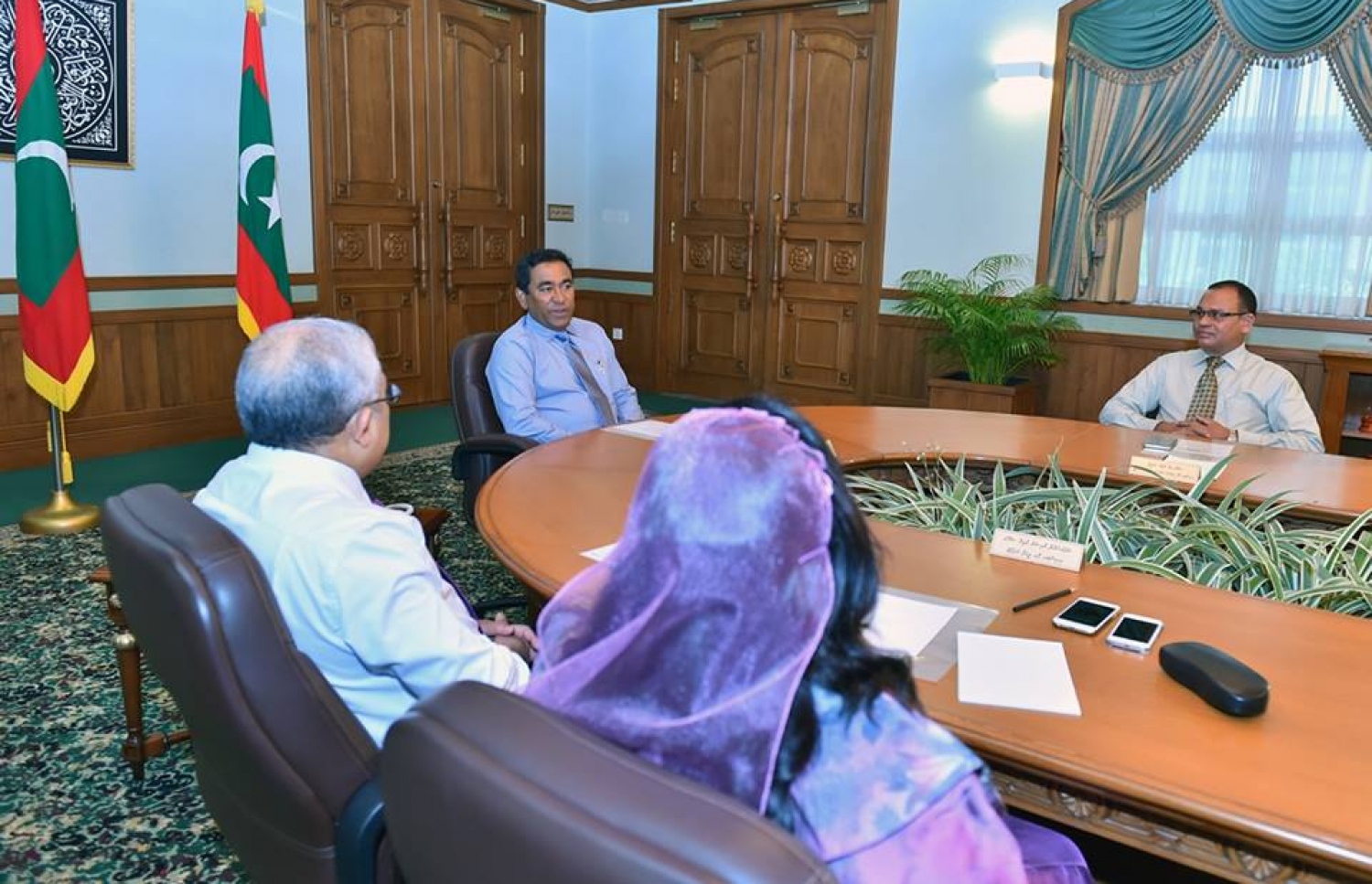 ޖޫން 22، 2016، މާލެ: ކެބިނަޓަށް ބައެއް ވަޒީރުން އައްޔަން ކުރެއްވުމަށް ފަހު، ރައީސް ޔާމީން އެމަނިކުފާނުގެ ކެބިނެޓާ ބައްދަލު ކުރައްވަނީ. --ފޮޓޯ ރައީސް އޮފީސް