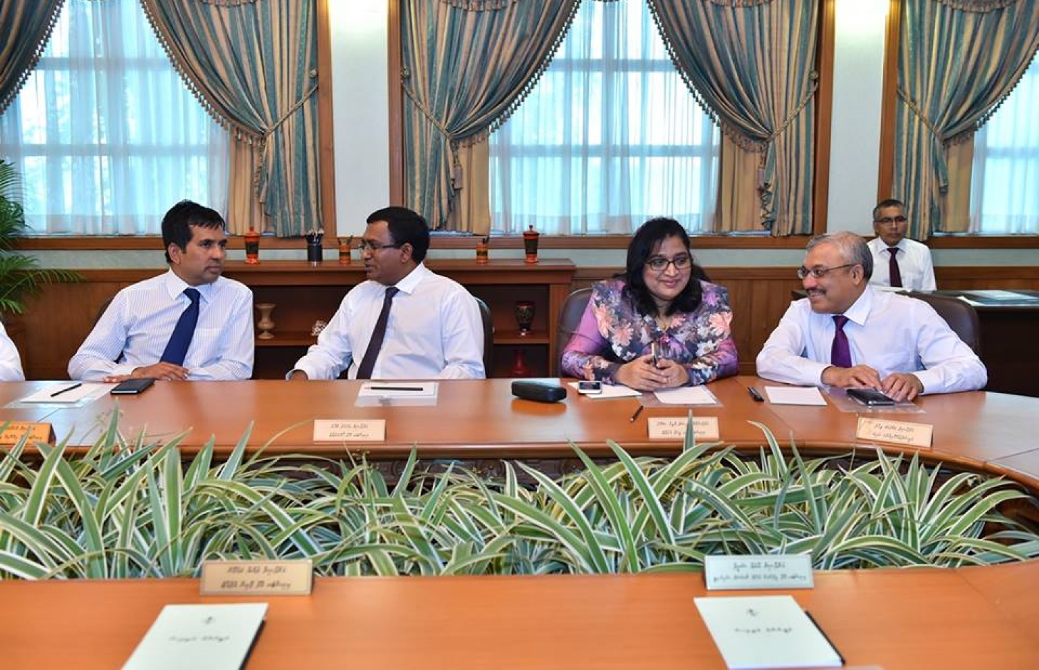 ޖޫން 22، 2016، މާލެ: ކެބިނަޓަށް ބައެއް ވަޒީރުން އައްޔަން ކުރެއްވުމަށް ފަހު، ރައީސް ޔާމީން އެމަނިކުފާނުގެ ކެބިނެޓާ ބައްދަލު ކުރައްވަނީ. --ފޮޓޯ ރައީސް އޮފީސް