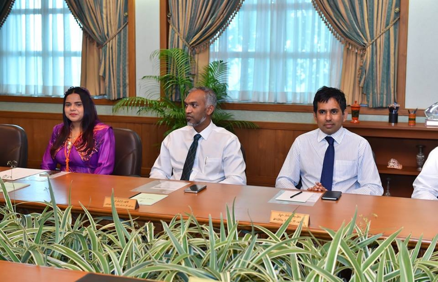 ޖޫން 22، 2016، މާލެ: ކެބިނަޓަށް ބައެއް ވަޒީރުން އައްޔަން ކުރެއްވުމަށް ފަހު، ރައީސް ޔާމީން އެމަނިކުފާނުގެ ކެބިނެޓާ ބައްދަލު ކުރައްވަނީ. --ފޮޓޯ ރައީސް އޮފީސް