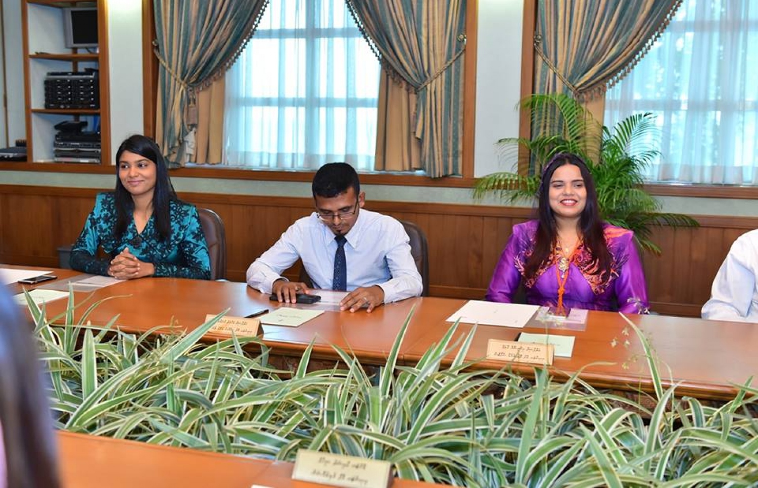 ޖޫން 22، 2016، މާލެ: ކެބިނަޓަށް ބައެއް ވަޒީރުން އައްޔަން ކުރެއްވުމަށް ފަހު، ރައީސް ޔާމީން އެމަނިކުފާނުގެ ކެބިނެޓާ ބައްދަލު ކުރައްވަނީ. --ފޮޓޯ ރައީސް އޮފީސް