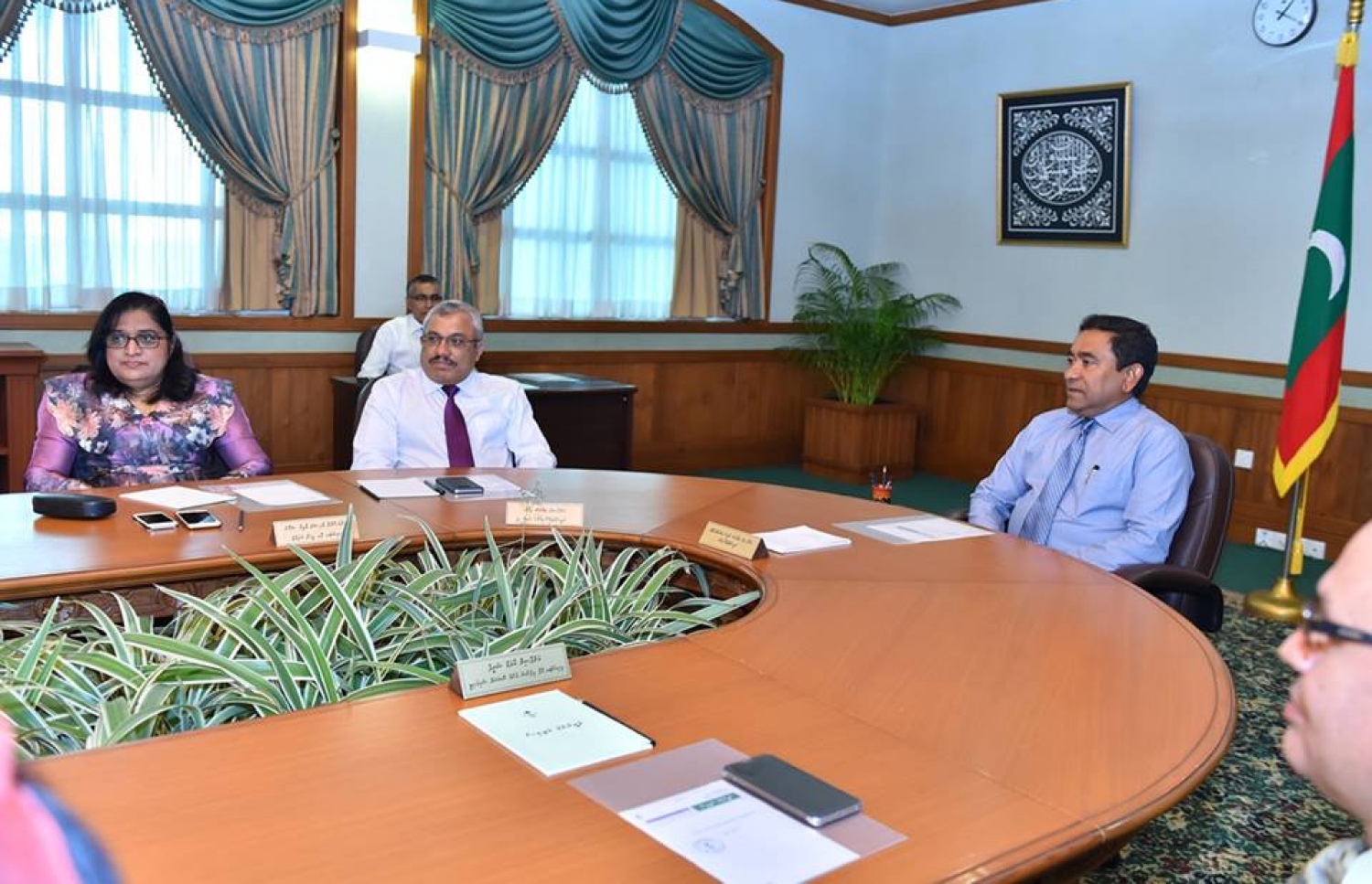 ޖޫން 22، 2016، މާލެ: ކެބިނަޓަށް ބައެއް ވަޒީރުން އައްޔަން ކުރެއްވުމަށް ފަހު، ރައީސް ޔާމީން އެމަނިކުފާނުގެ ކެބިނެޓާ ބައްދަލު ކުރައްވަނީ. --ފޮޓޯ ރައީސް އޮފީސް