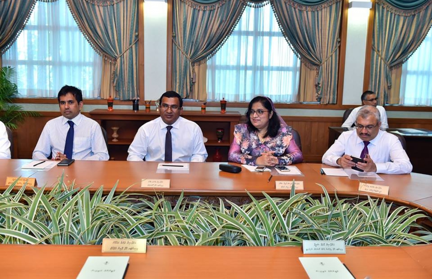 ޖޫން 22، 2016، މާލެ: ކެބިނަޓަށް ބައެއް ވަޒީރުން އައްޔަން ކުރެއްވުމަށް ފަހު، ރައީސް ޔާމީން އެމަނިކުފާނުގެ ކެބިނެޓާ ބައްދަލު ކުރައްވަނީ. --ފޮޓޯ ރައީސް އޮފީސް