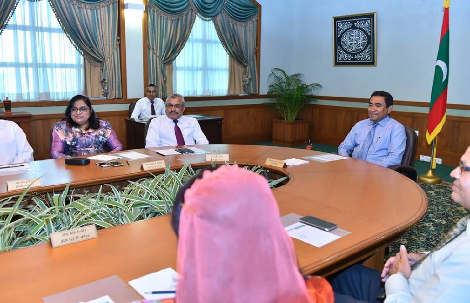 ޖޫން 22، 2016، މާލެ: ކެބިނަޓަށް ބައެއް ވަޒީރުން އައްޔަން ކުރެއްވުމަށް ފަހު، ރައީސް ޔާމީން އެމަނިކުފާނުގެ ކެބިނެޓާ ބައްދަލު ކުރައްވަނީ. --ފޮޓޯ ރައީސް އޮފީސް