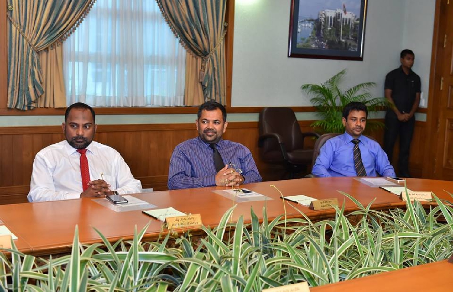 ޖޫން 22، 2016، މާލެ: ކެބިނަޓަށް ބައެއް ވަޒީރުން އައްޔަން ކުރެއްވުމަށް ފަހު، ރައީސް ޔާމީން އެމަނިކުފާނުގެ ކެބިނެޓާ ބައްދަލު ކުރައްވަނީ. --ފޮޓޯ ރައީސް އޮފީސް