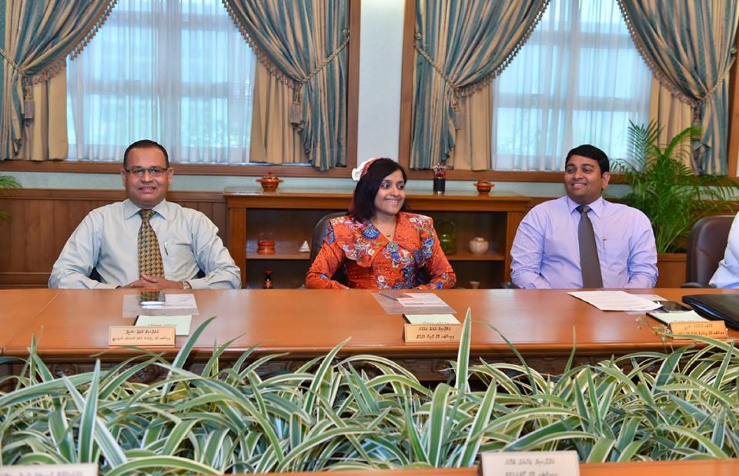 ޖޫން 22، 2016، މާލެ: ކެބިނަޓަށް ބައެއް ވަޒީރުން އައްޔަން ކުރެއްވުމަށް ފަހު، ރައީސް ޔާމީން އެމަނިކުފާނުގެ ކެބިނެޓާ ބައްދަލު ކުރައްވަނީ. --ފޮޓޯ ރައީސް އޮފީސް