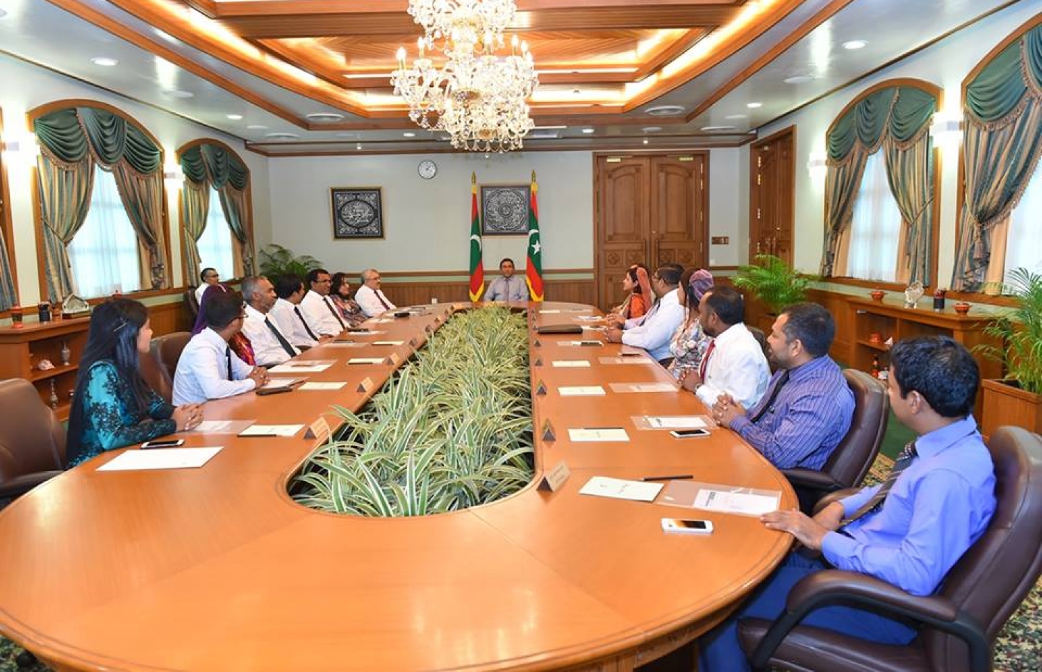 ޖޫން 22، 2016، މާލެ: ކެބިނަޓަށް ބައެއް ވަޒީރުން އައްޔަން ކުރެއްވުމަށް ފަހު، ރައީސް ޔާމީން އެމަނިކުފާނުގެ ކެބިނެޓާ ބައްދަލު ކުރައްވަނީ. --ފޮޓޯ ރައީސް އޮފީސް