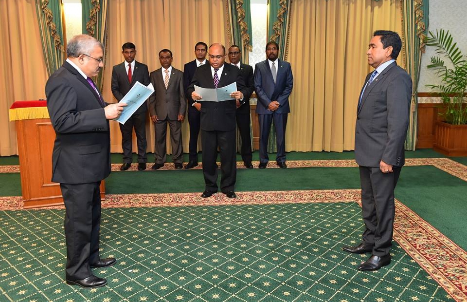 ޖޫން 22، 2016، މާލެ: ނައިބު ރައީސްގެ މަގާމު ހުސްކޮށް އޮންނަތާ ނުވަ މަސް ފަހުން، ފިނޭންސް މިނިސްޓަރުގެ މަގާމުގައި ހުންނެވި އަބްދުﷲ ޖިހާދު (ވ) ނައިބު ރައީސްގެ މަގާމަށް މިއަދު އައްޔަން ކުރެއްވުމުން ރައީސް ޔާމީންގެ ކުރިފުޅުމަތީ މަގާމުގެ ހުވާ ކުރައްވަނީ. --ފޮޓޯ ރައީސް އޮފީސް