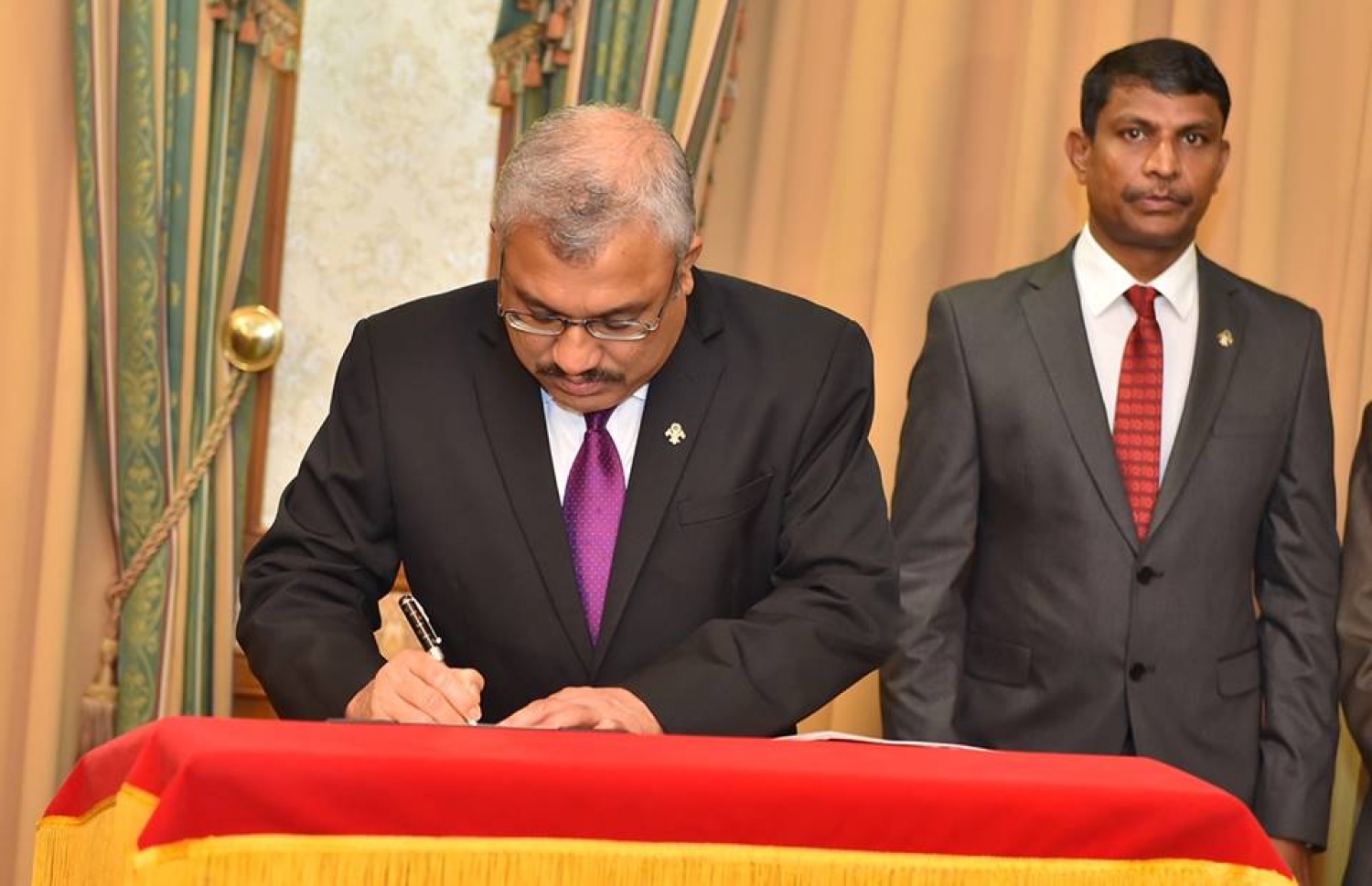 ޖޫން 22، 2016، މާލެ: ނައިބު ރައީސްގެ މަގާމު ހުސްކޮށް އޮންނަތާ ނުވަ މަސް ފަހުން، ފިނޭންސް މިނިސްޓަރުގެ މަގާމުގައި ހުންނެވި އަބްދުﷲ ޖިހާދު (ވ) ނައިބު ރައީސްގެ މަގާމަށް މިއަދު އައްޔަން ކުރެއްވުމުން މަގާމުގެ ލިޔުމުގައި ސޮއި ކުރައްވަނީ. --ފޮޓޯ ރައީސް އޮފީސް