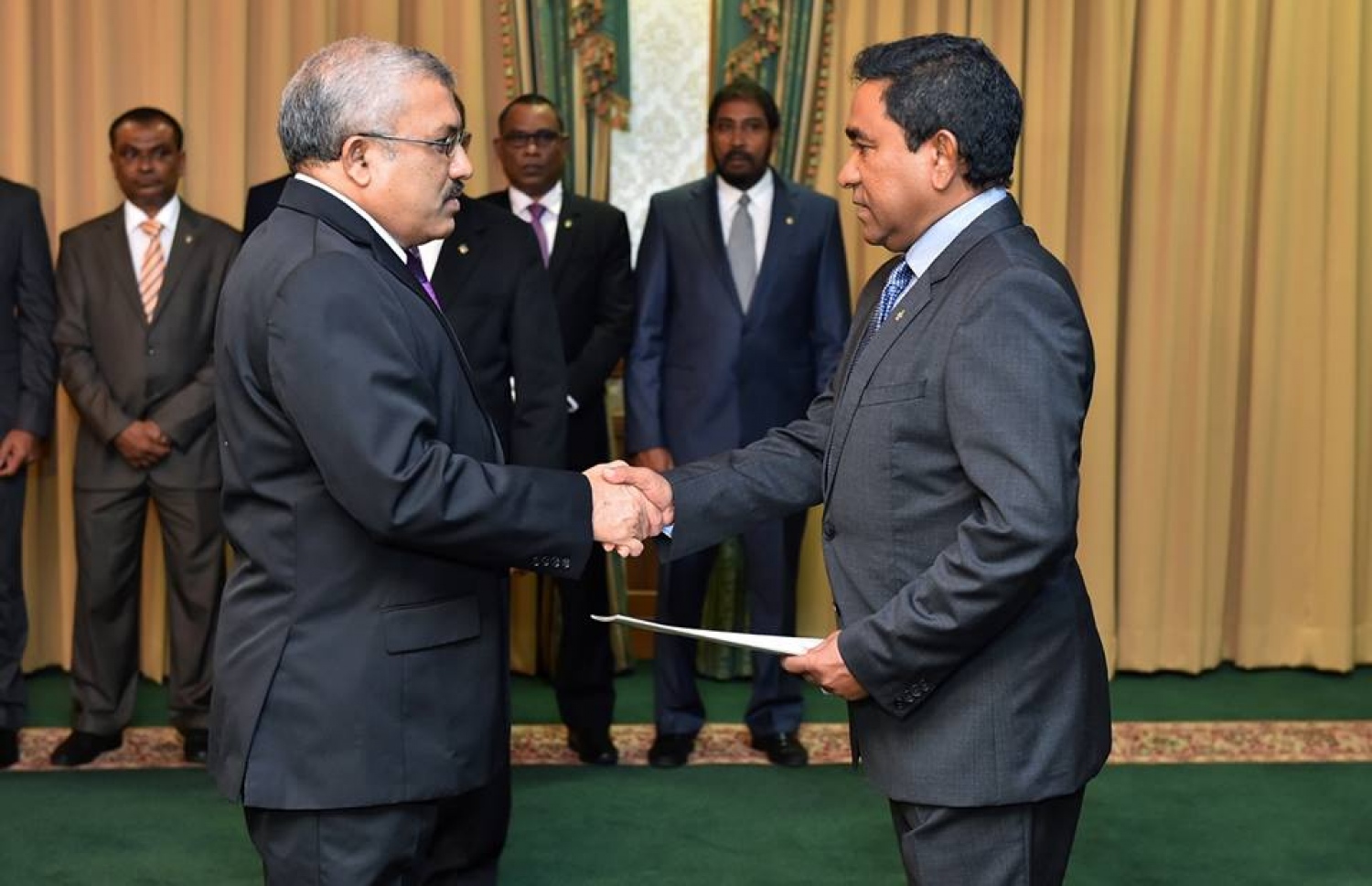 ޖޫން 22، 2016، މާލެ: ނައިބު ރައީސްގެ މަގާމު ހުސްކޮށް އޮންނަތާ ނުވަ މަސް ފަހުން، ފިނޭންސް މިނިސްޓަރުގެ މަގާމުގައި ހުންނެވި އަބްދުﷲ ޖިހާދު (ވ) ނައިބު ރައީސްގެ މަގާމަށް މިއަދު އައްޔަން ކުރެއްވުމަށް ފަހު ރައީސް ޔާމީން މަގާމުގެ ފަތްކޮޅު ހަވާލު ކުރައްވަނީ. --ފޮޓޯ ރައީސް އޮފީސް