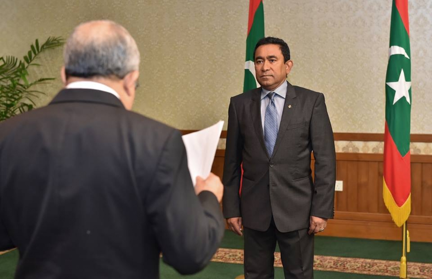 ޖޫން 22، 2016، މާލެ: ނައިބު ރައީސްގެ މަގާމު ހުސްކޮށް އޮންނަތާ ނުވަ މަސް ފަހުން، ފިނޭންސް މިނިސްޓަރުގެ މަގާމުގައި ހުންނެވި އަބްދުﷲ ޖިހާދު (ވ) ނައިބު ރައީސްގެ މަގާމަށް މިއަދު އައްޔަން ކުރެއްވުމުން ރައީސް ޔާމީންގެ ކުރިފުޅުމަތީ މަގާމުގެ ހުވާ ކުރައްވަނީ. --ފޮޓޯ ރައީސް އޮފީސް