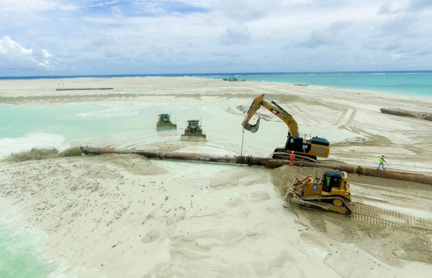 ތިނަދޫ ބިން ހިއްކުމުގެ މަސައްކަތް ކުރަނީ: މިހާރު އެއީ ރާއްޖޭގެ އެންމެ ބޮޑު އެއް ރަށް.--ފޮޓޯ؛ ހައުސިން މިނިސްޓްރީ