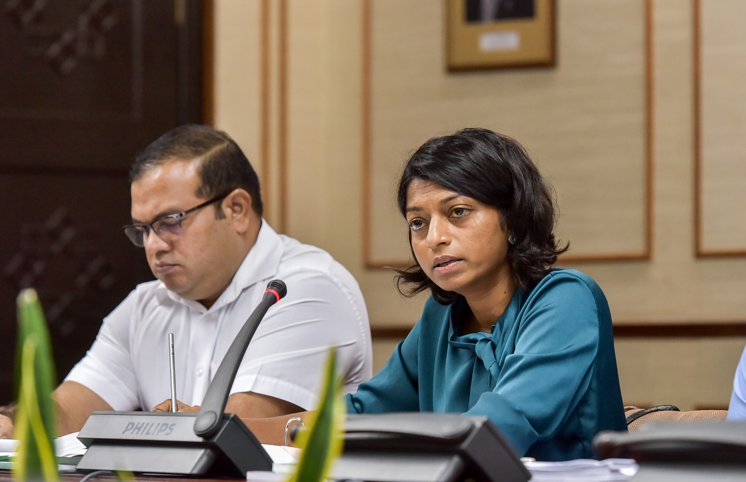 މަޖިލީހުގެ އިގްތިސާދީ ކޮމިޓީގެ މެމްބަރު އީވާ އަބްދުﷲ ޓޫރިޒަމް މިނިސްޓަރު ޒަމީރާ މިއަދު ސުވާލުކުރައްވަނީ. ފޮޓޯ: ނިޝާން އަލީ /މިހާރު